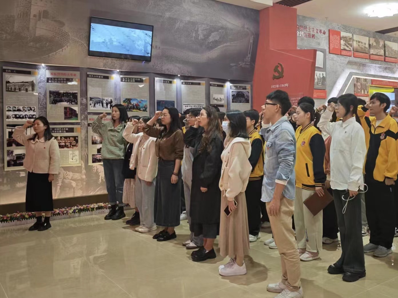 图为组织委员余思佳带领大家重温入党誓词.jpg 图为组织委员余思佳带领大家重温入党誓词.jpg