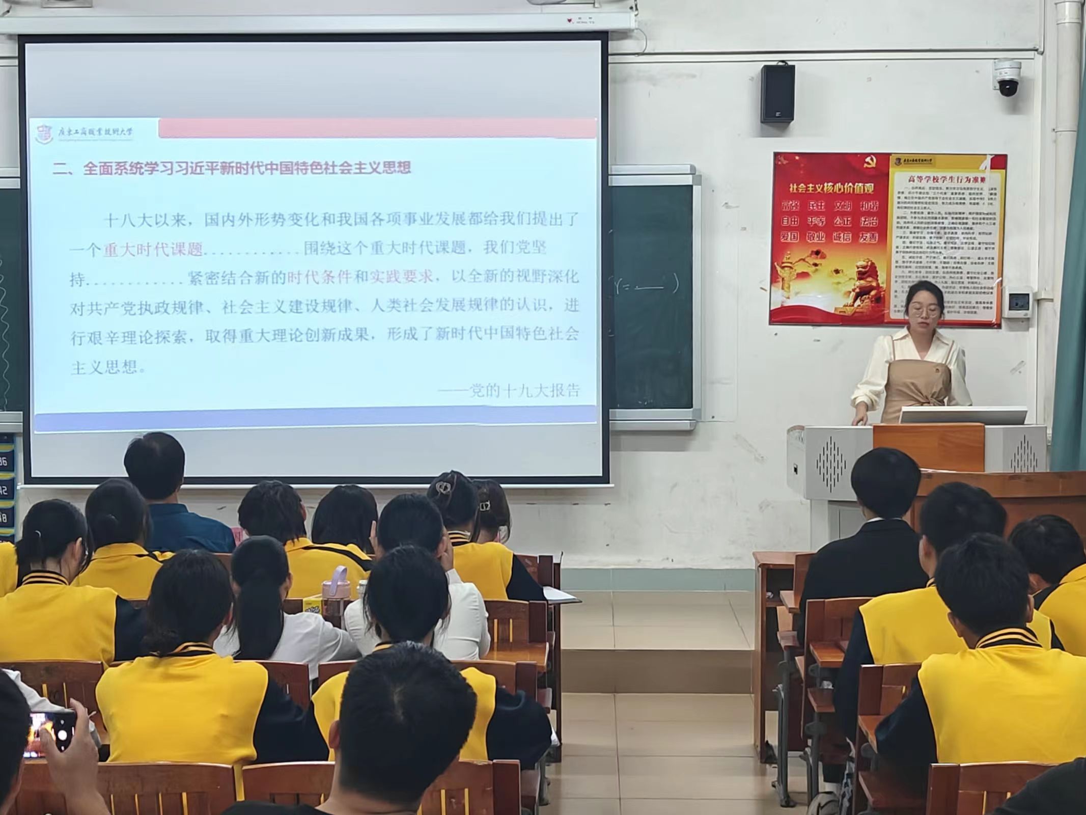 图为孔嘉欣在进行讲解.jpg 图为孔嘉欣在进行讲解.jpg