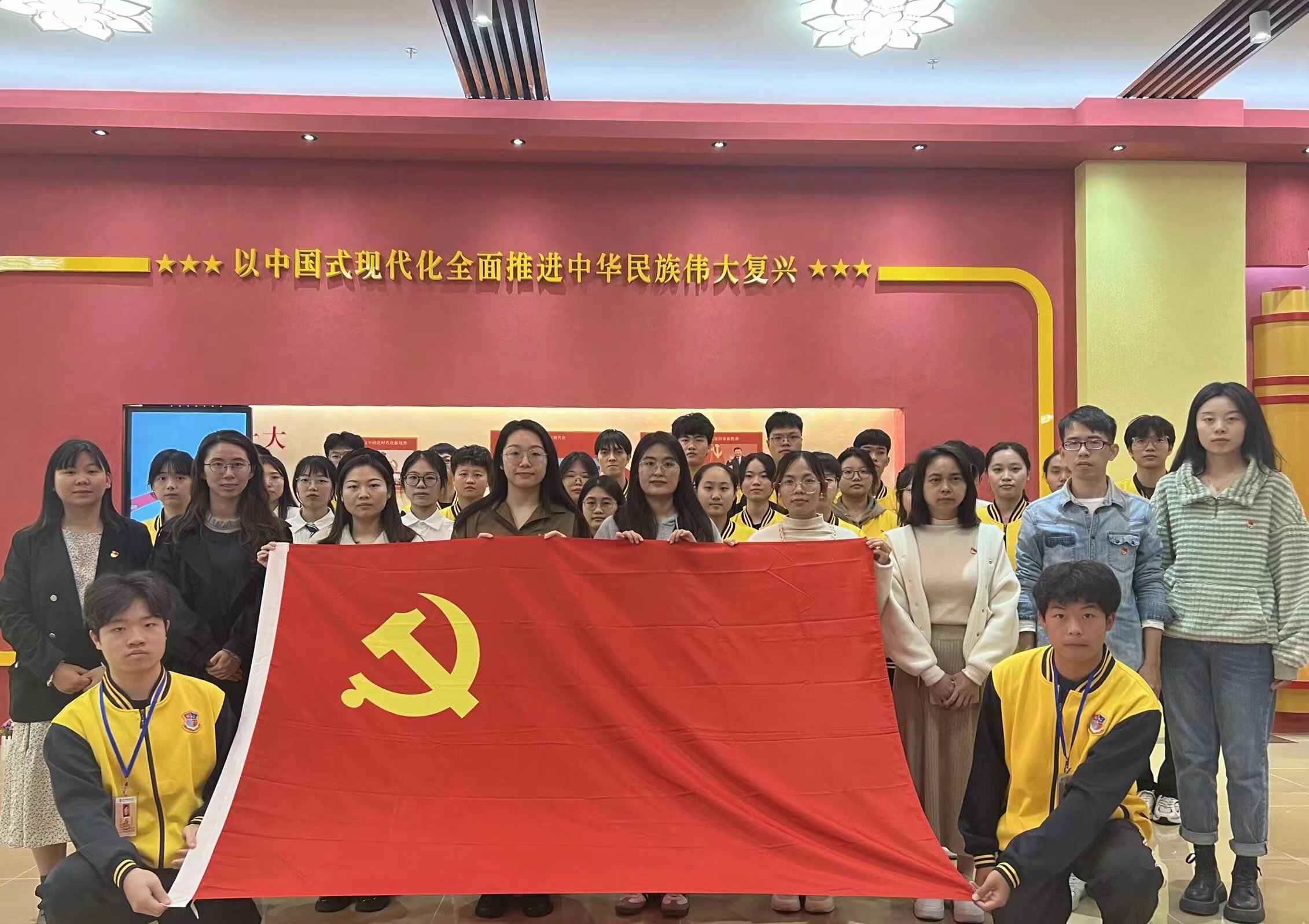图为参加人员合影留念.jpg 图为参加人员合影留念.jpg