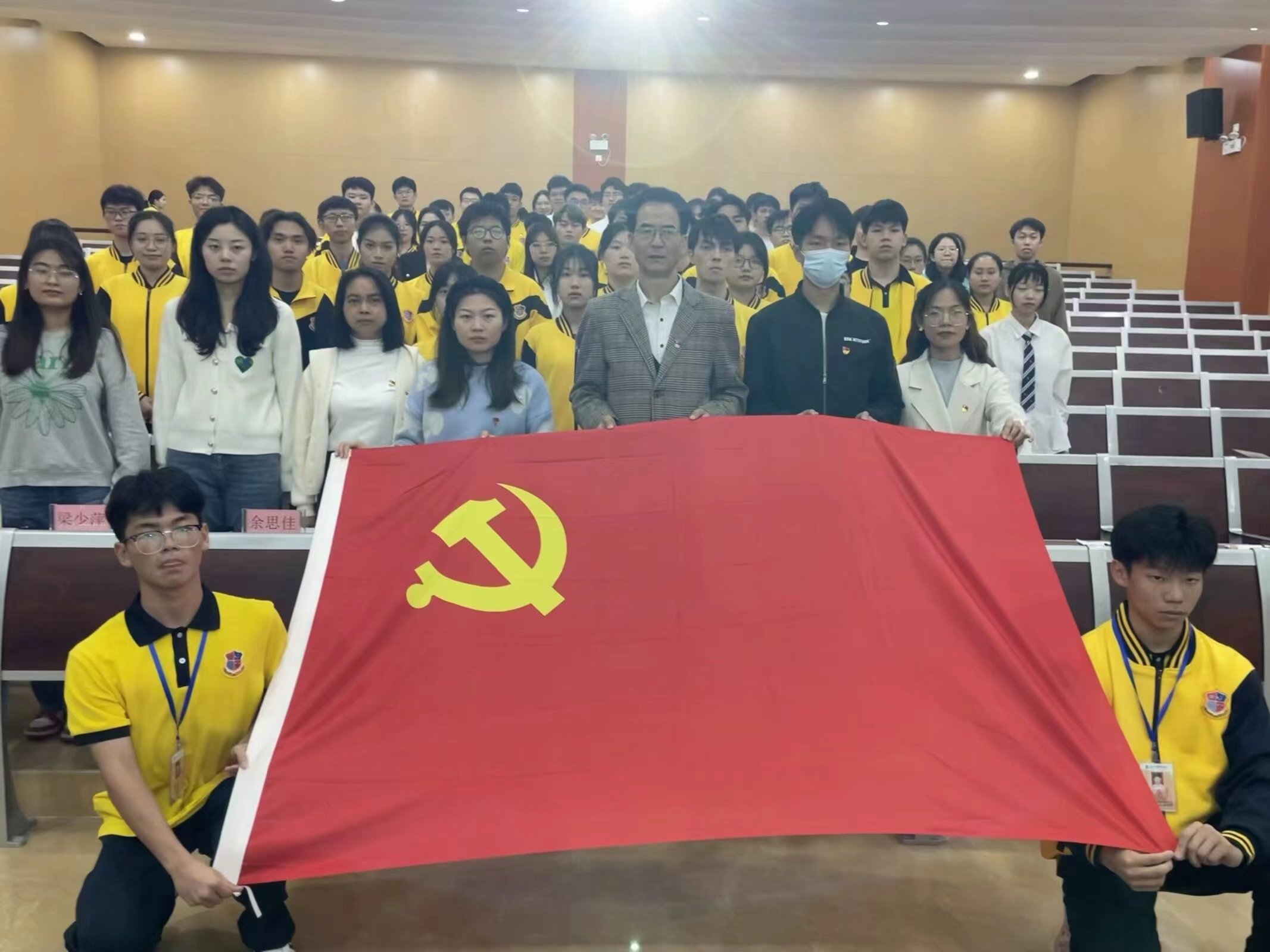 图为参会人员合影.jpg 图为参会人员合影.jpg