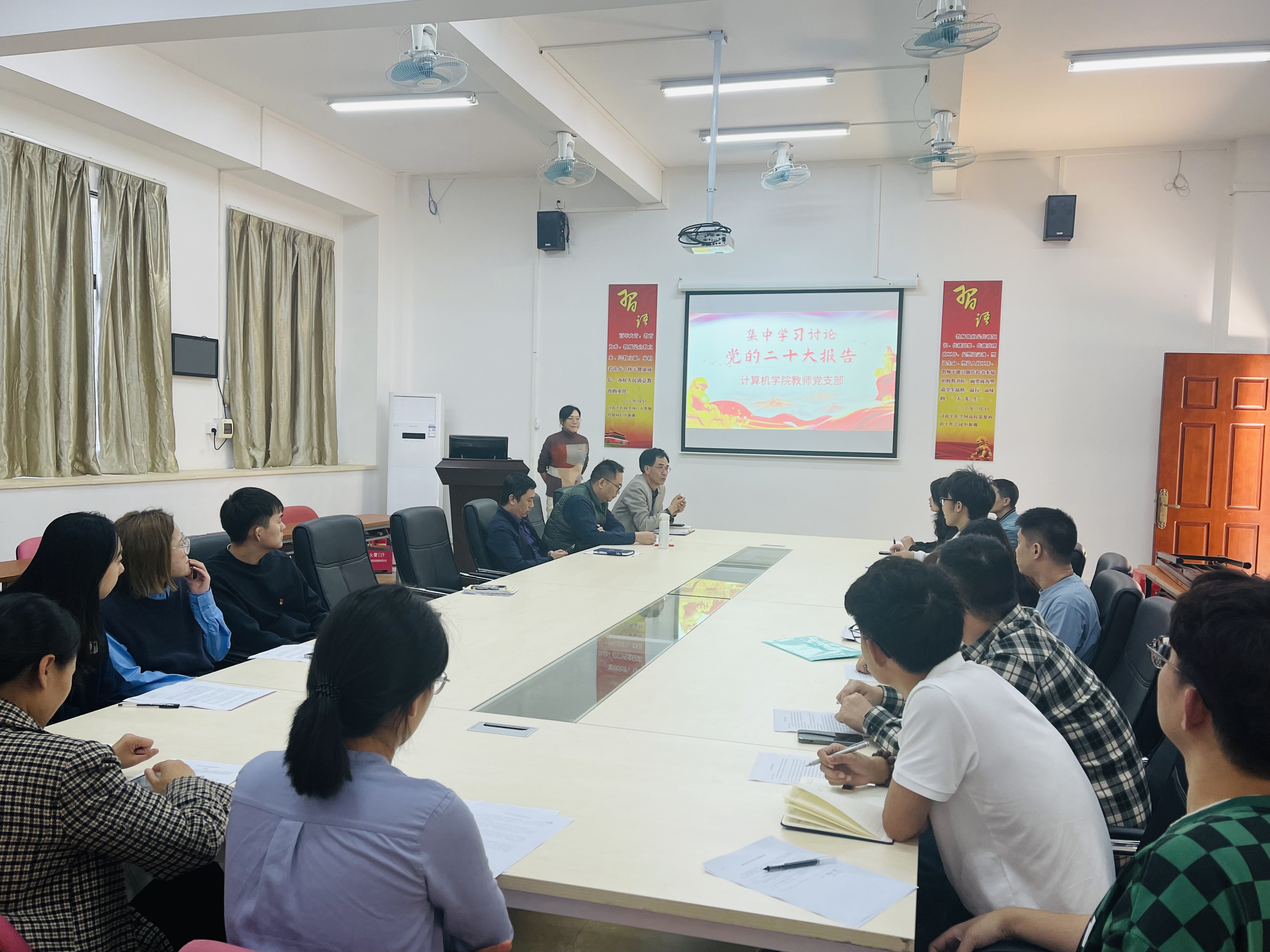 图为集中学习讨论场面.jpg 图为集中学习讨论场面.jpg