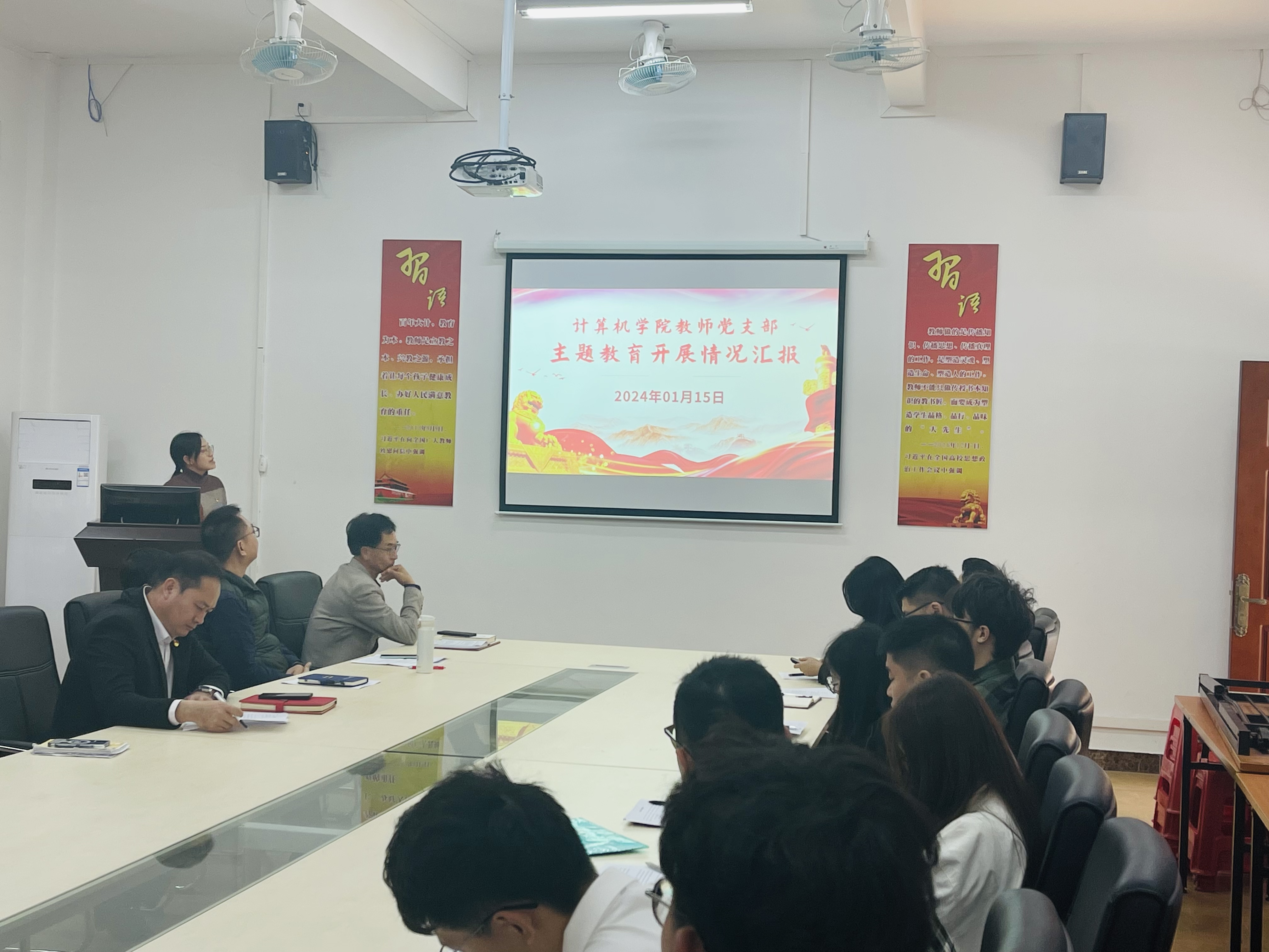 图为潘惠苹在作主题教育开展情况汇报.jpg 图为潘惠苹在作主题教育开展情况汇报.jpg