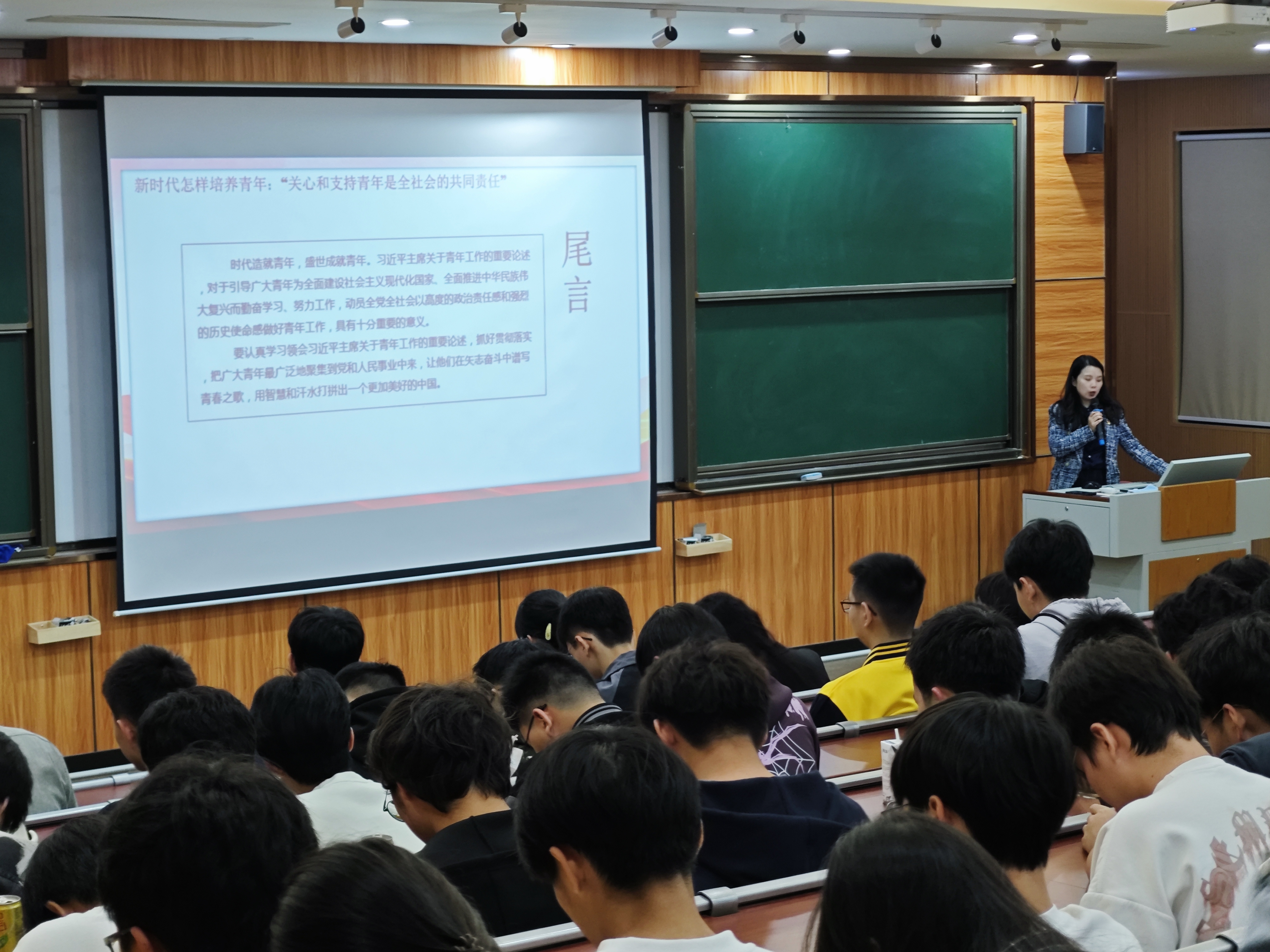 图为唐新宇在讲课中.jpg 图为唐新宇在讲课中.jpg