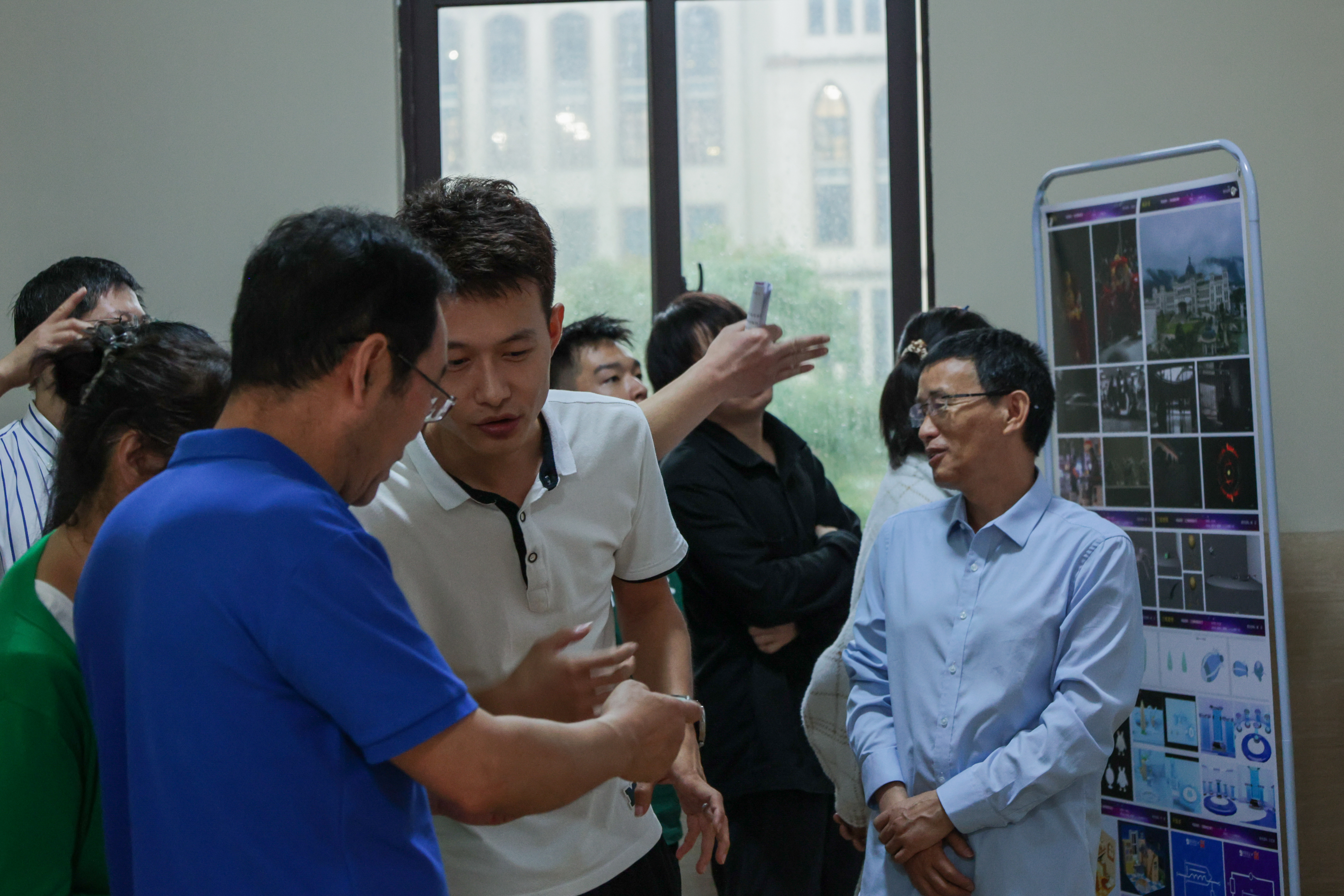 图为师生观展现场2.jpg 图为师生观展现场2.jpg