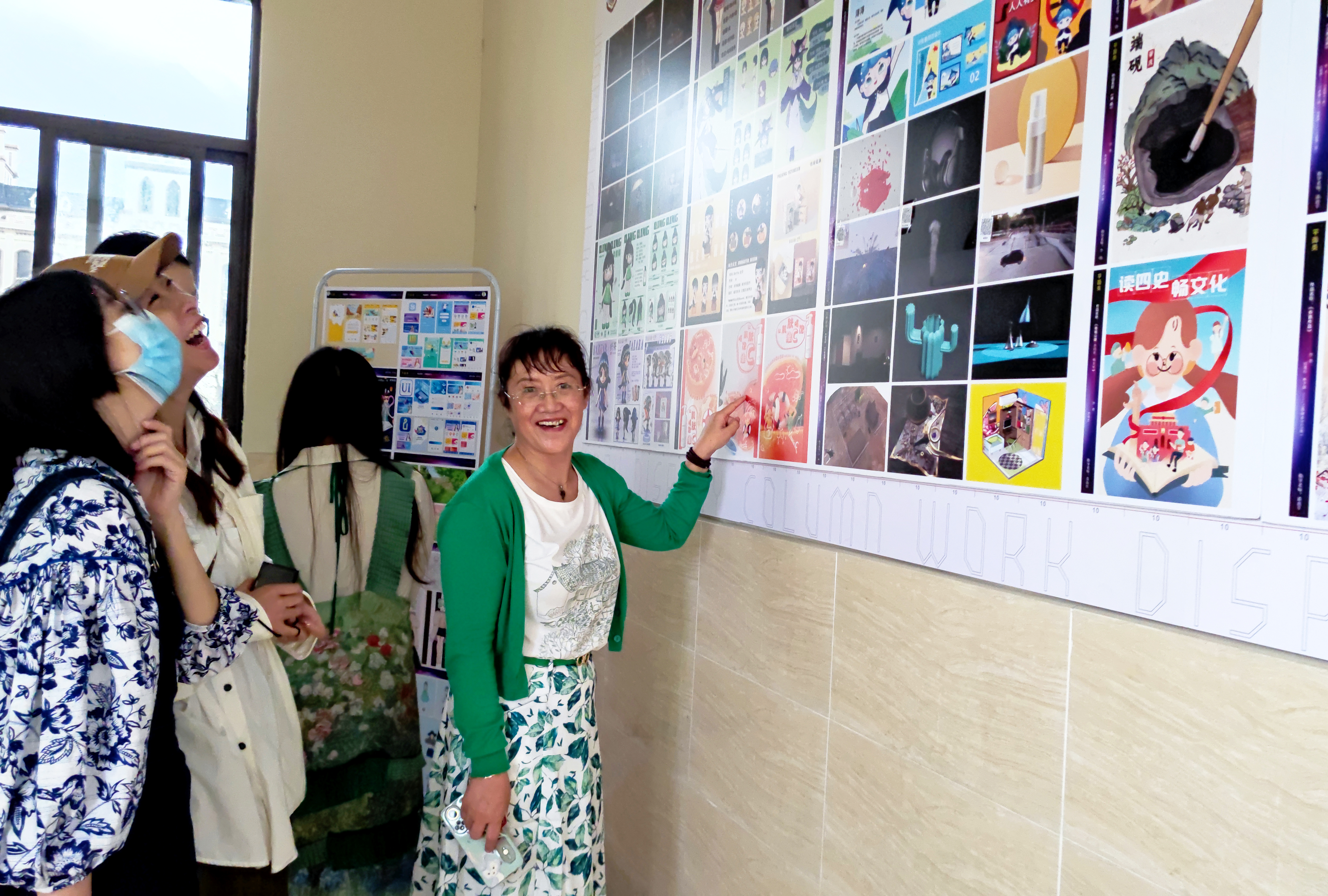 图为师生观展现场3.jpg 图为师生观展现场3.jpg