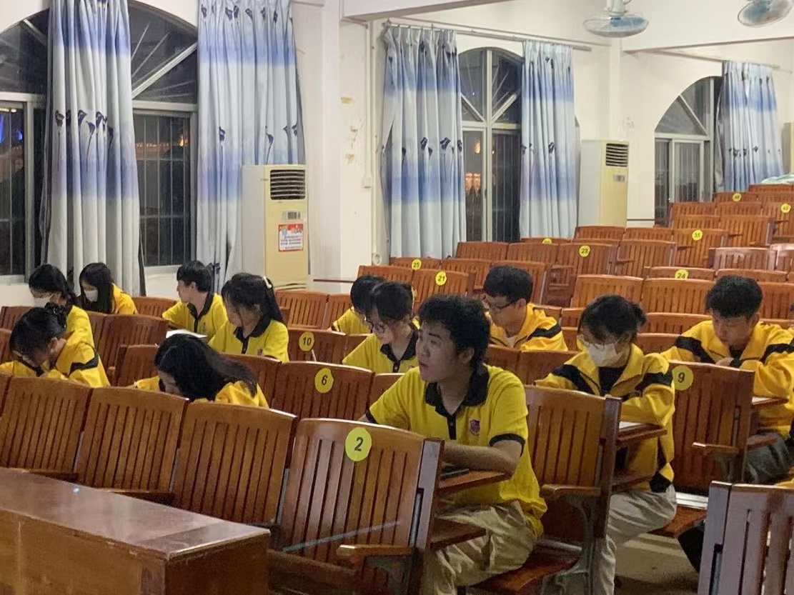 图为参会人员在认真填写.jpg 图为参会人员在认真填写.jpg