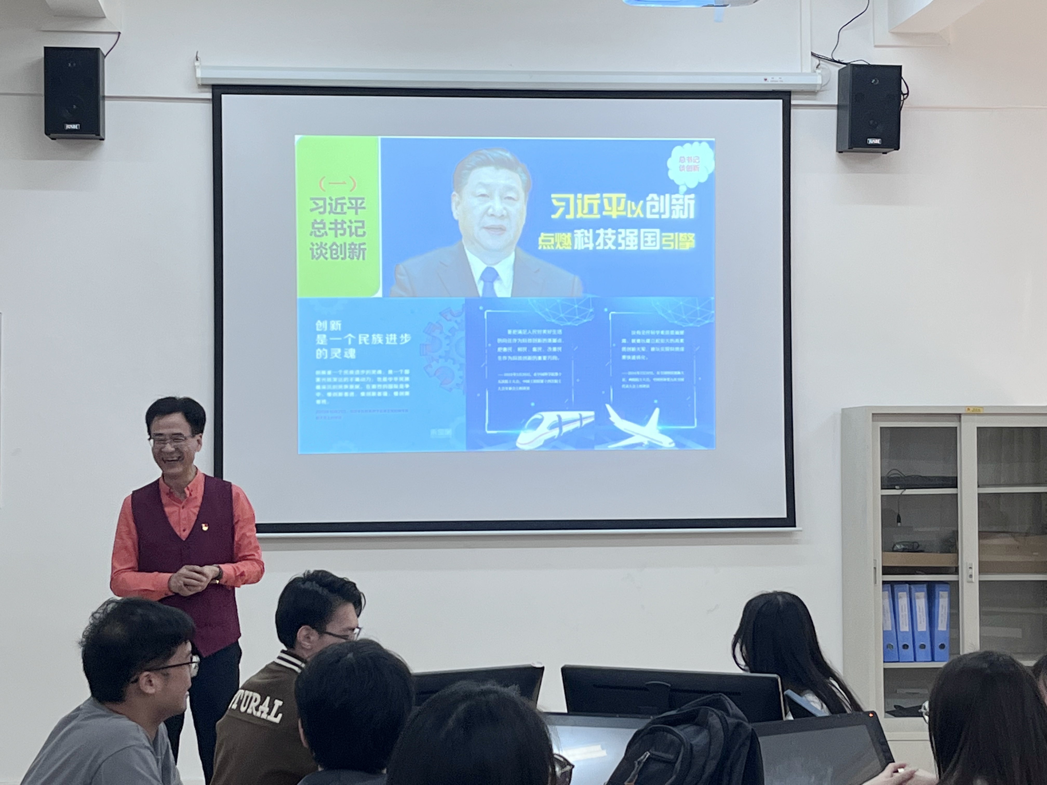 图为韩治国在讲课中.jpg 图为韩治国在讲课中.jpg
