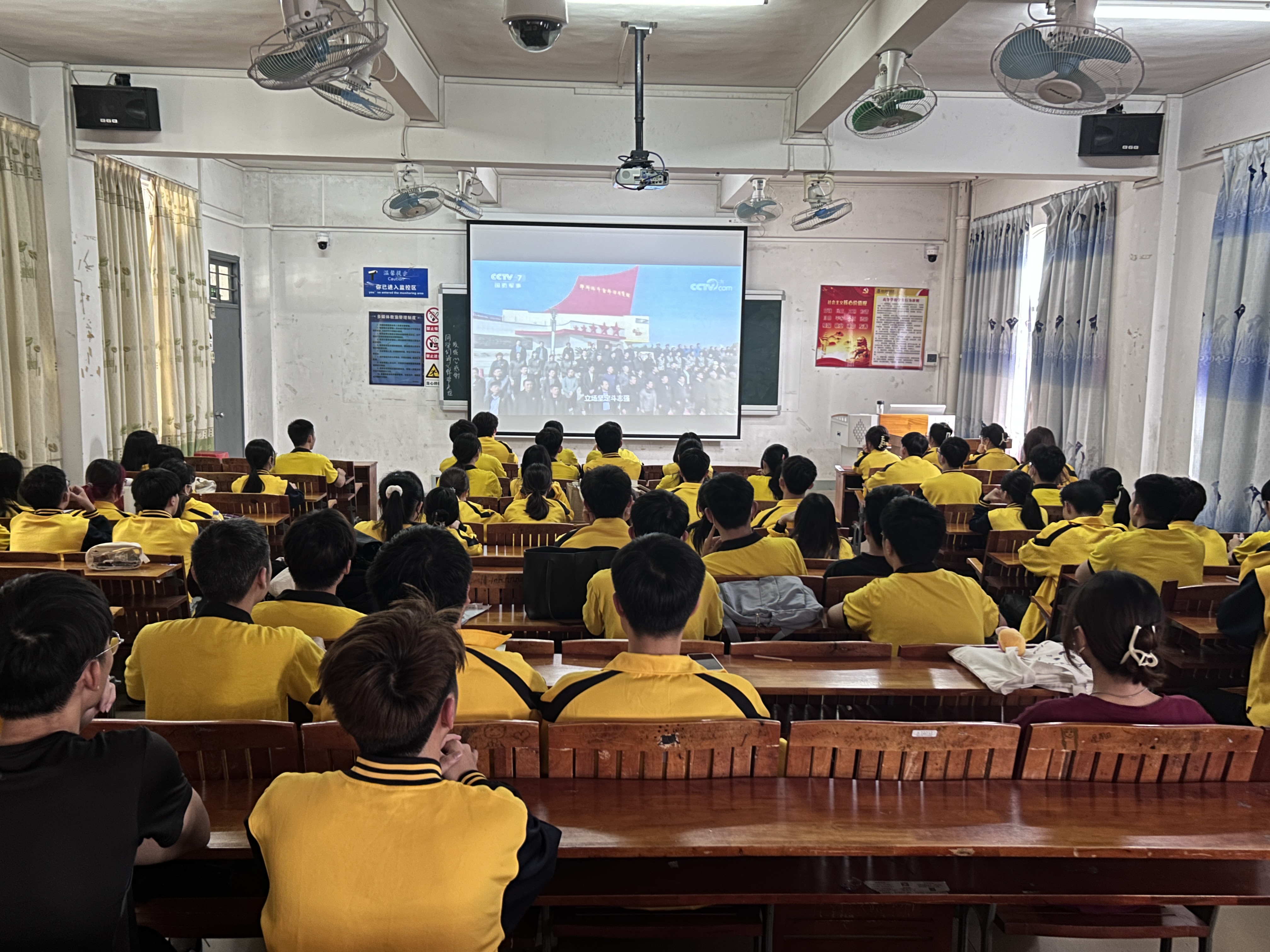 图为参会人员在认真观看视频.jpg 图为参会人员在认真观看视频.jpg