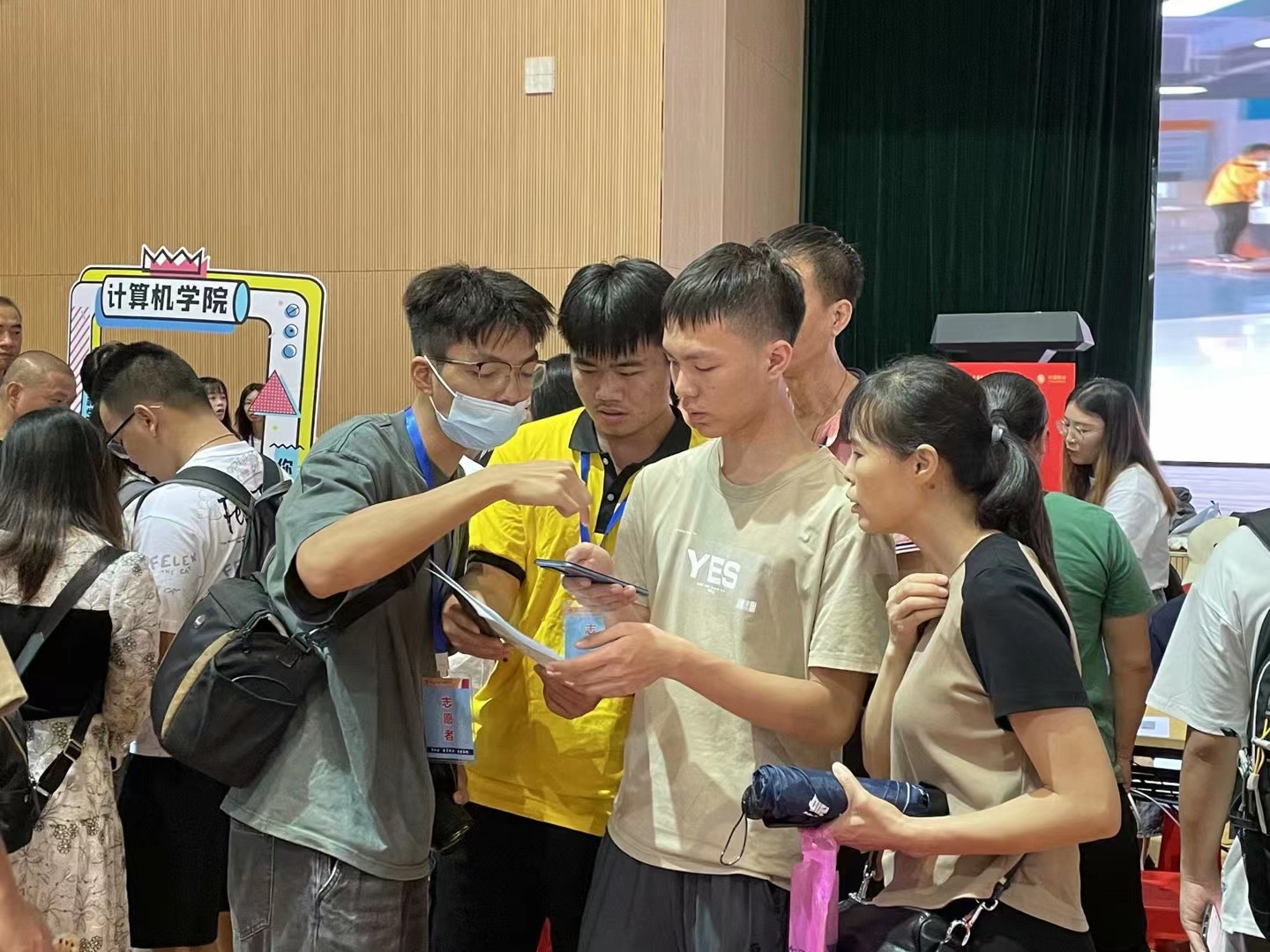 图为学生干部为新生提供帮助.jpg 图为学生干部为新生提供帮助.jpg