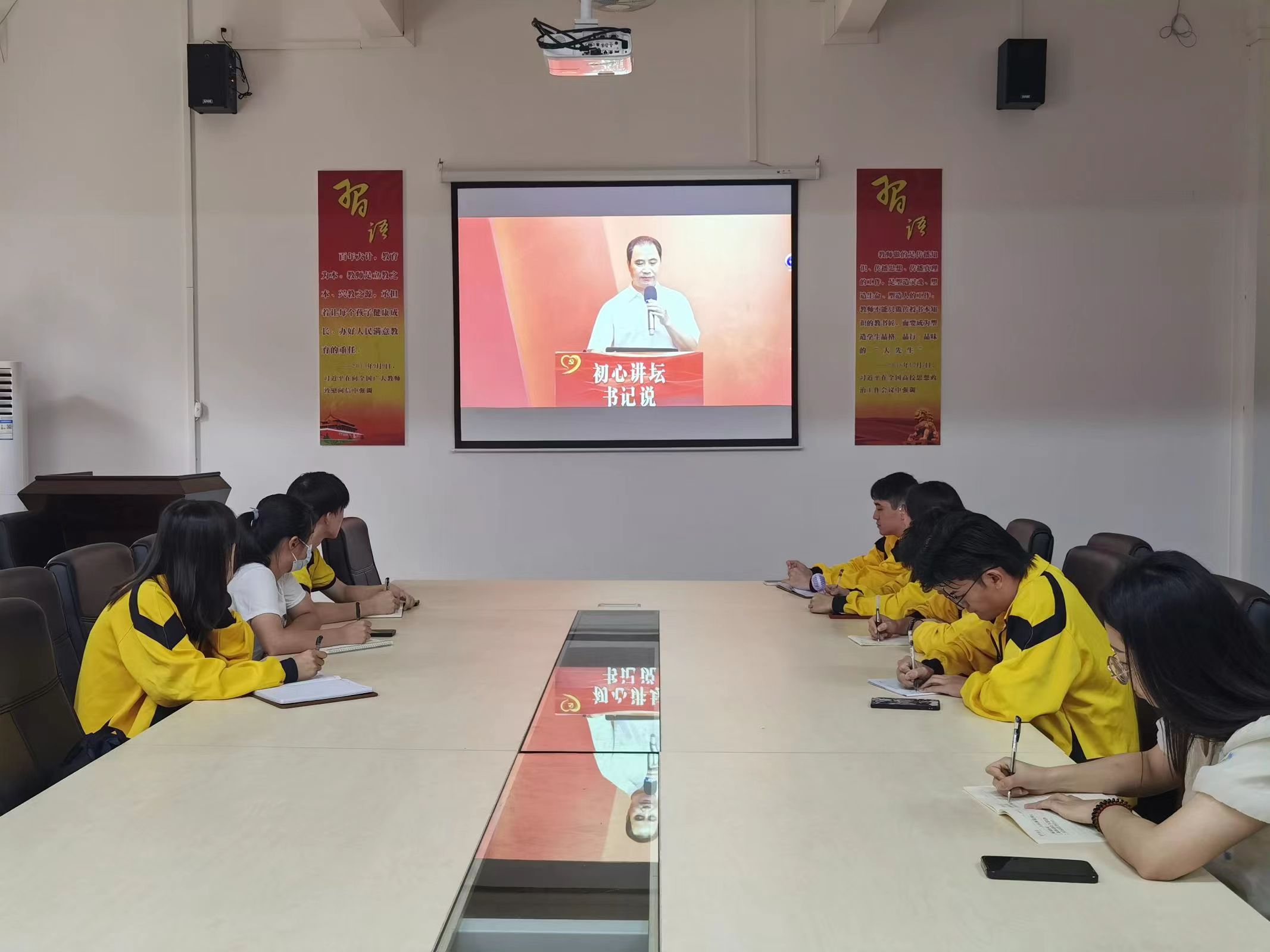 图为在校学生党员集体学习.jpg 图为在校学生党员集体学习.jpg