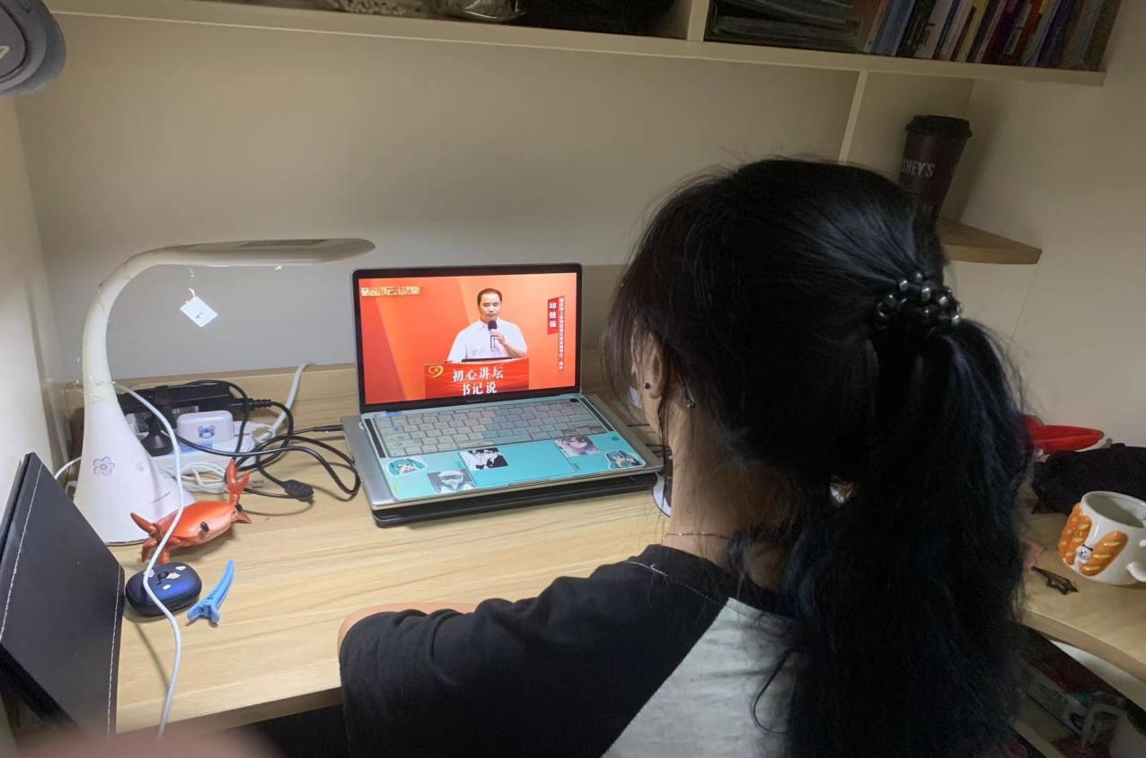 图为入党积极分子认真观看视频.jpg 图为入党积极分子认真观看视频.jpg