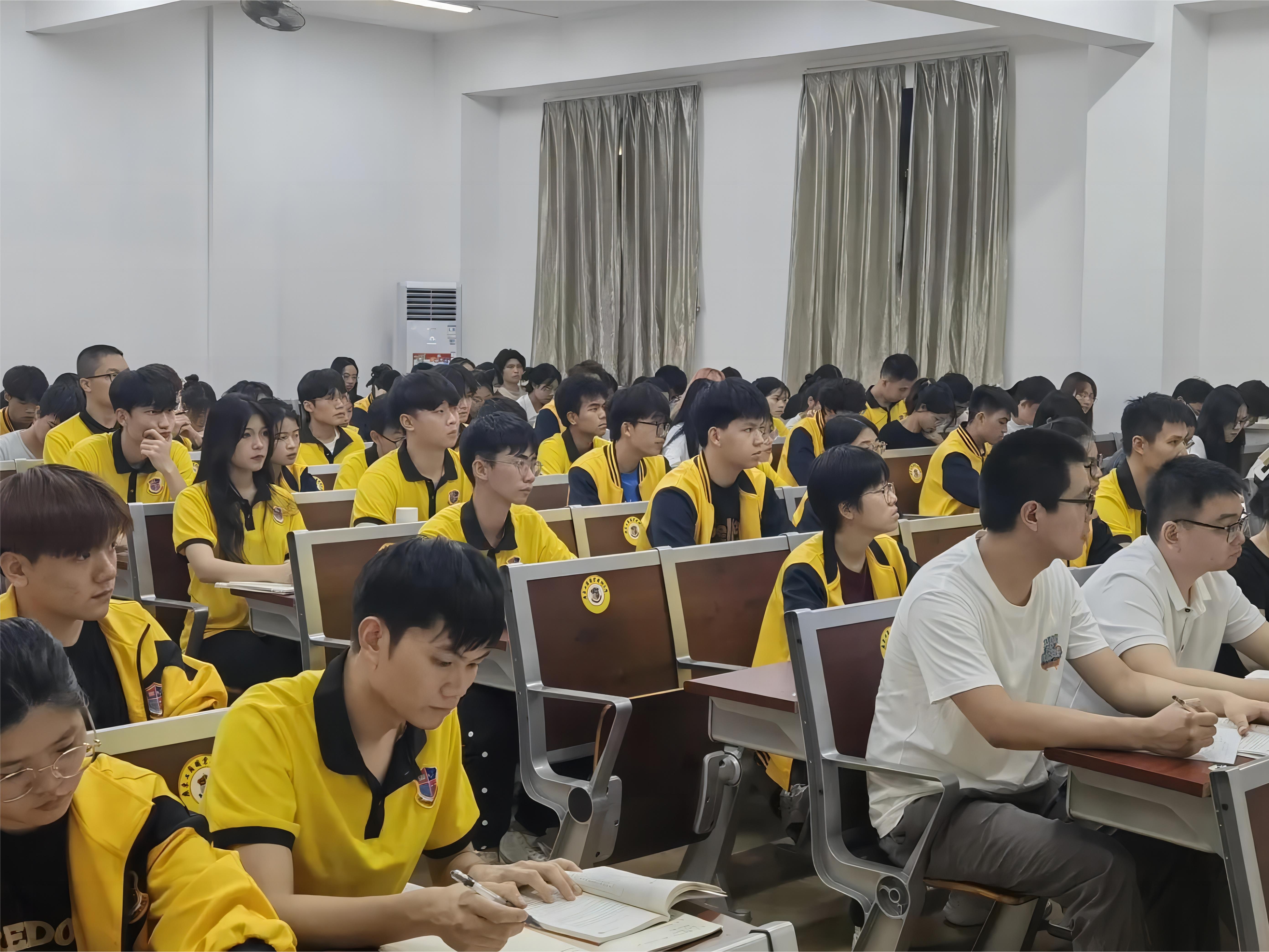 图为入党积极分子认真听讲.jpg 图为入党积极分子认真听讲.jpg
