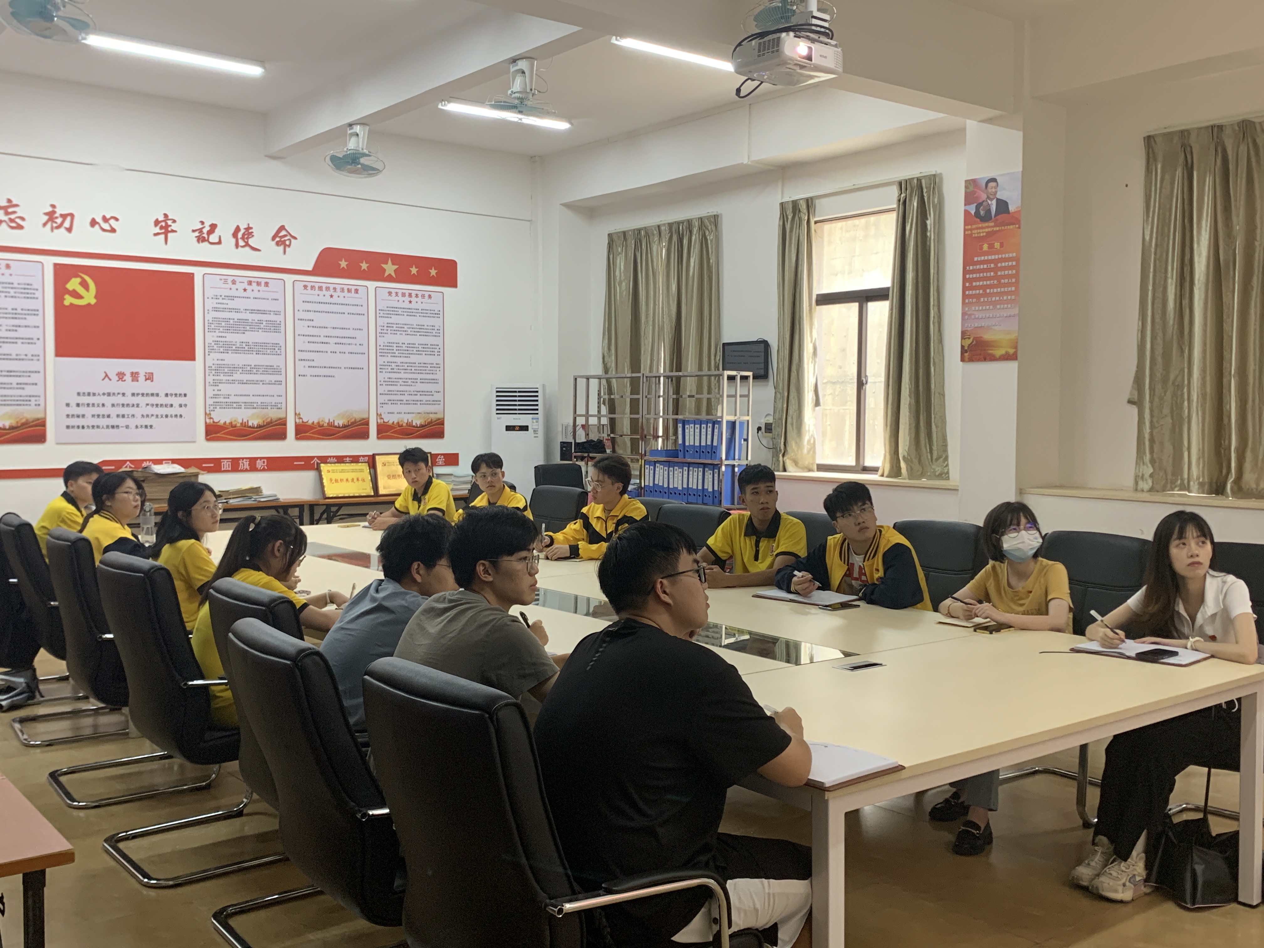 图为集体学习现场.jpg 图为集体学习现场.jpg