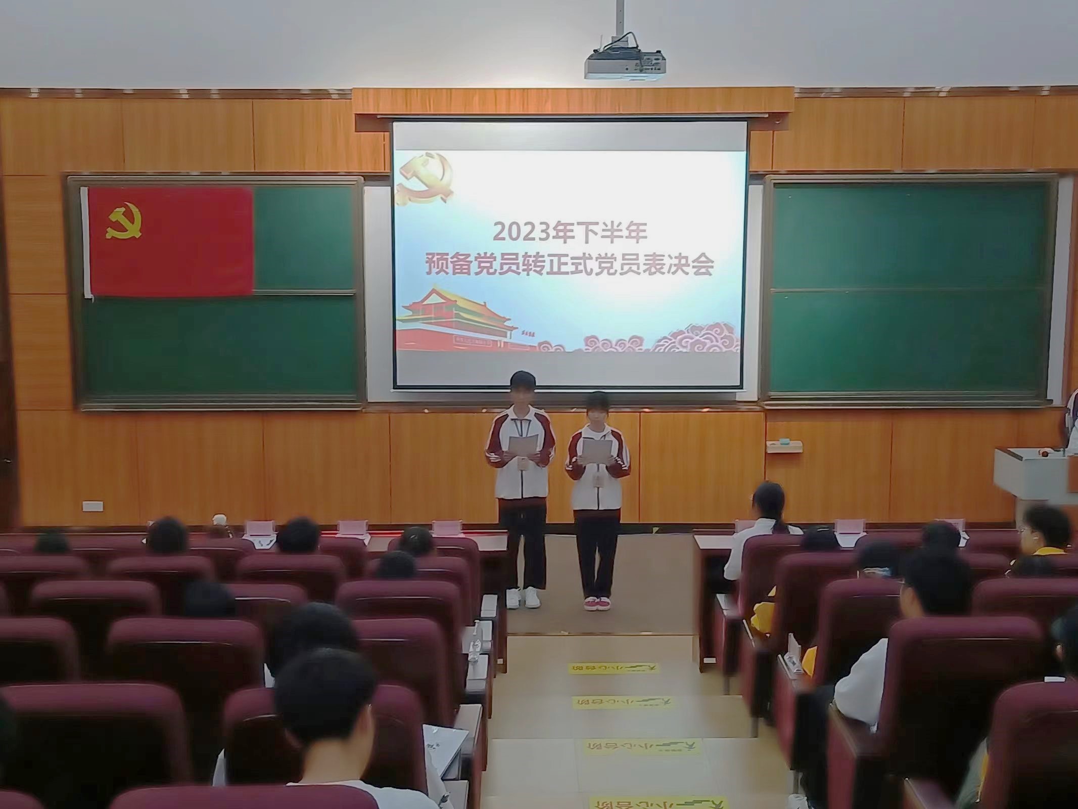图为主持人介绍会议流程.jpg 图为主持人介绍会议流程.jpg
