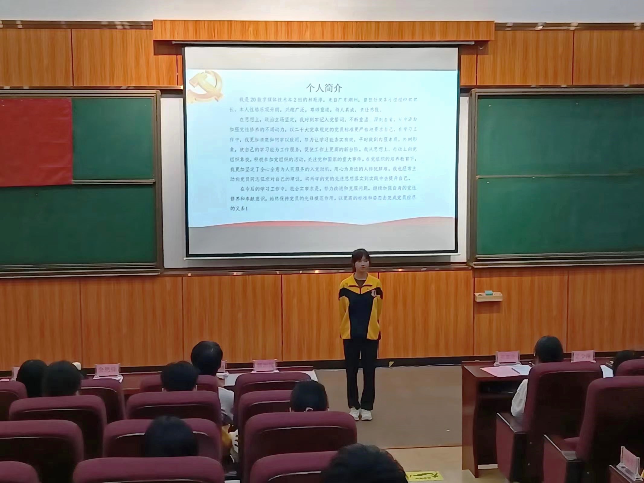 图为预备党员作思想汇报.jpg 图为预备党员作思想汇报.jpg
