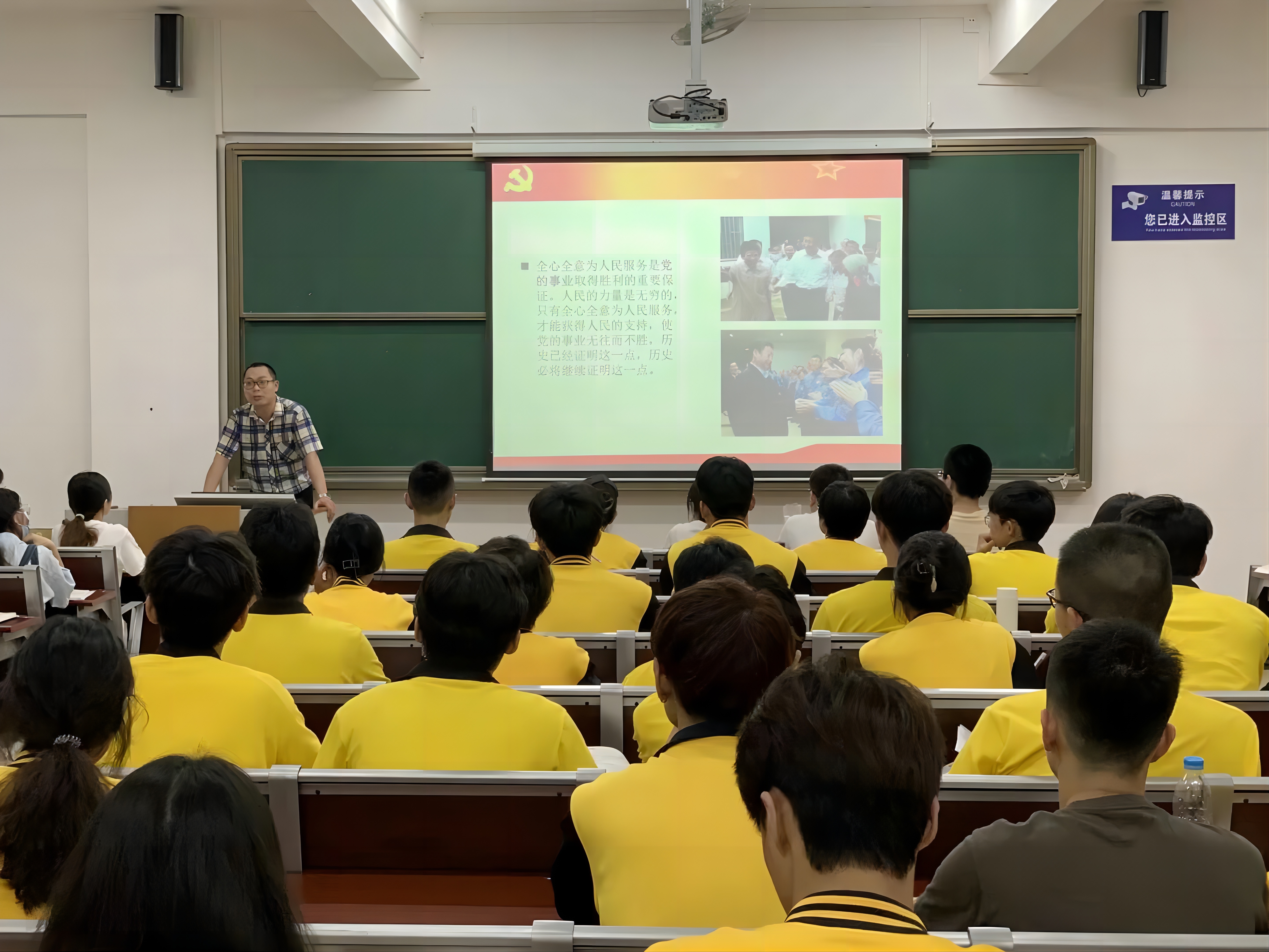 图为覃文进在讲课.jpg 图为覃文进在讲课.jpg