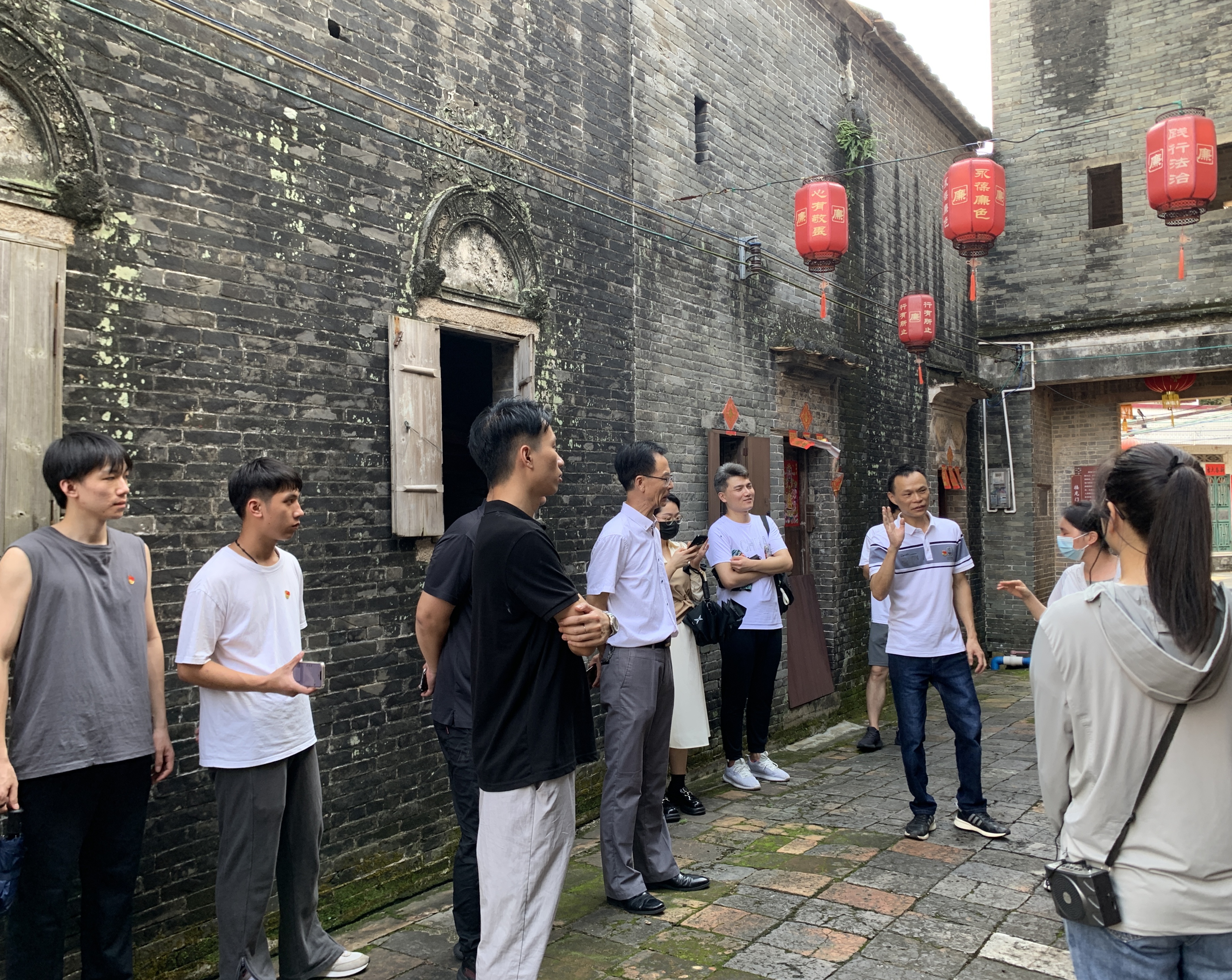 图为大家参观赤水塘社区古村落.jpg 图为大家参观赤水塘社区古村落.jpg