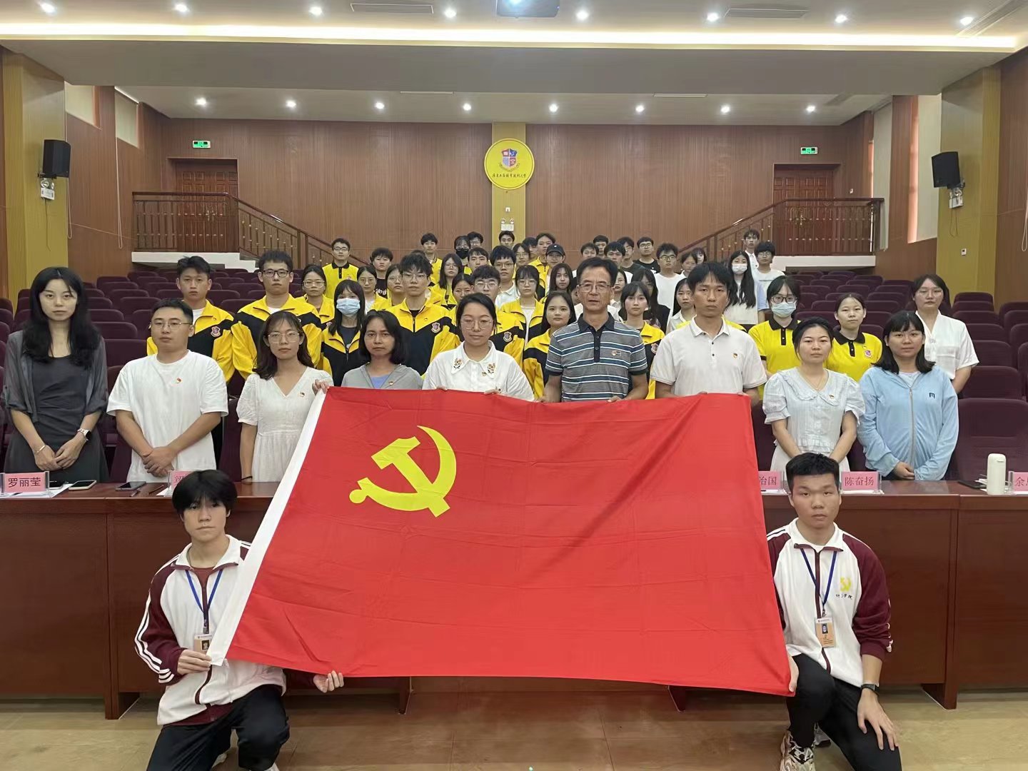 图为参会人员合影.jpg 图为参会人员合影.jpg