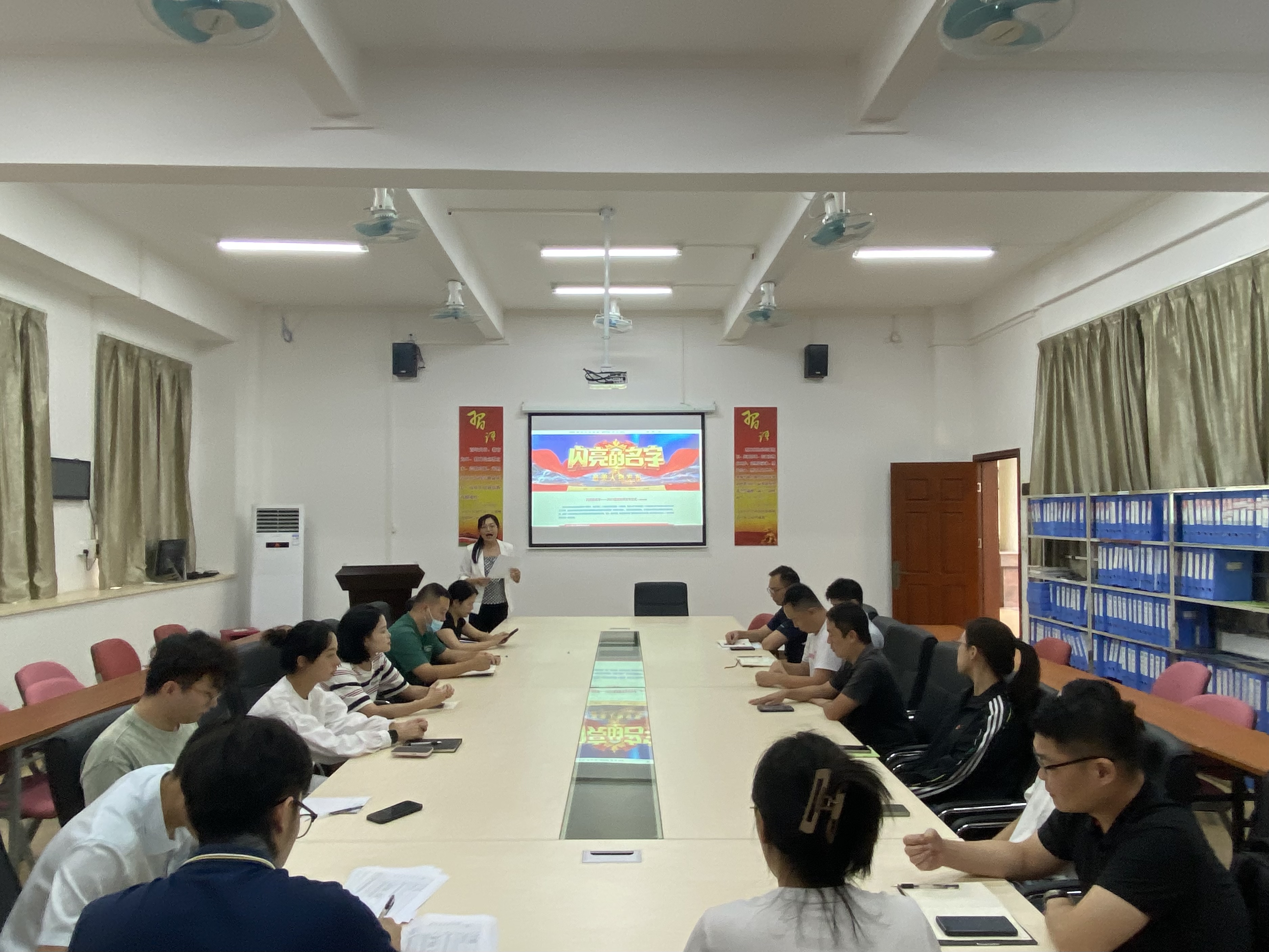 图为参会教师进行讨论.jpg 图为参会教师进行讨论.jpg