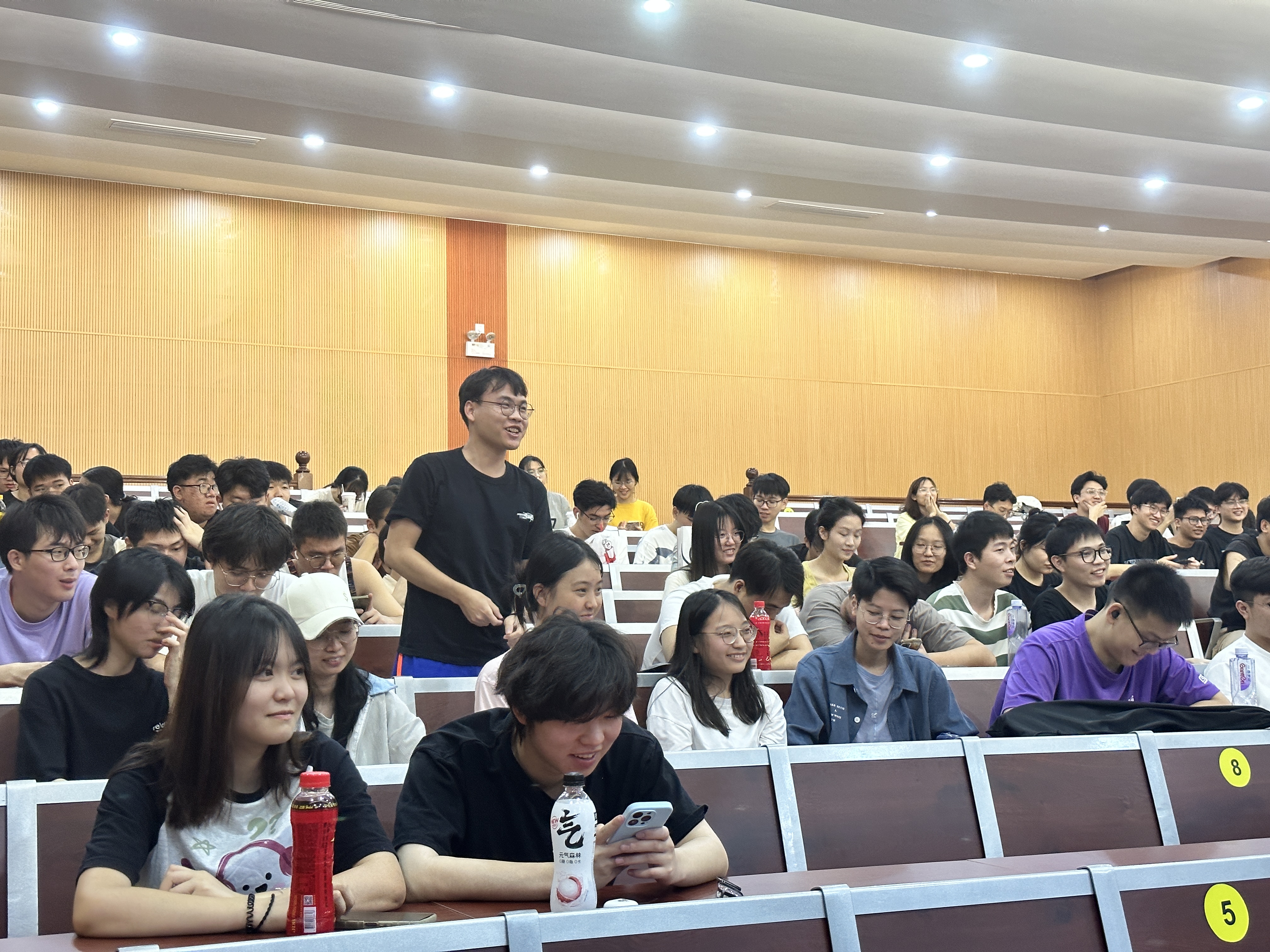 图为与会学生提问.jpg 图为与会学生提问.jpg