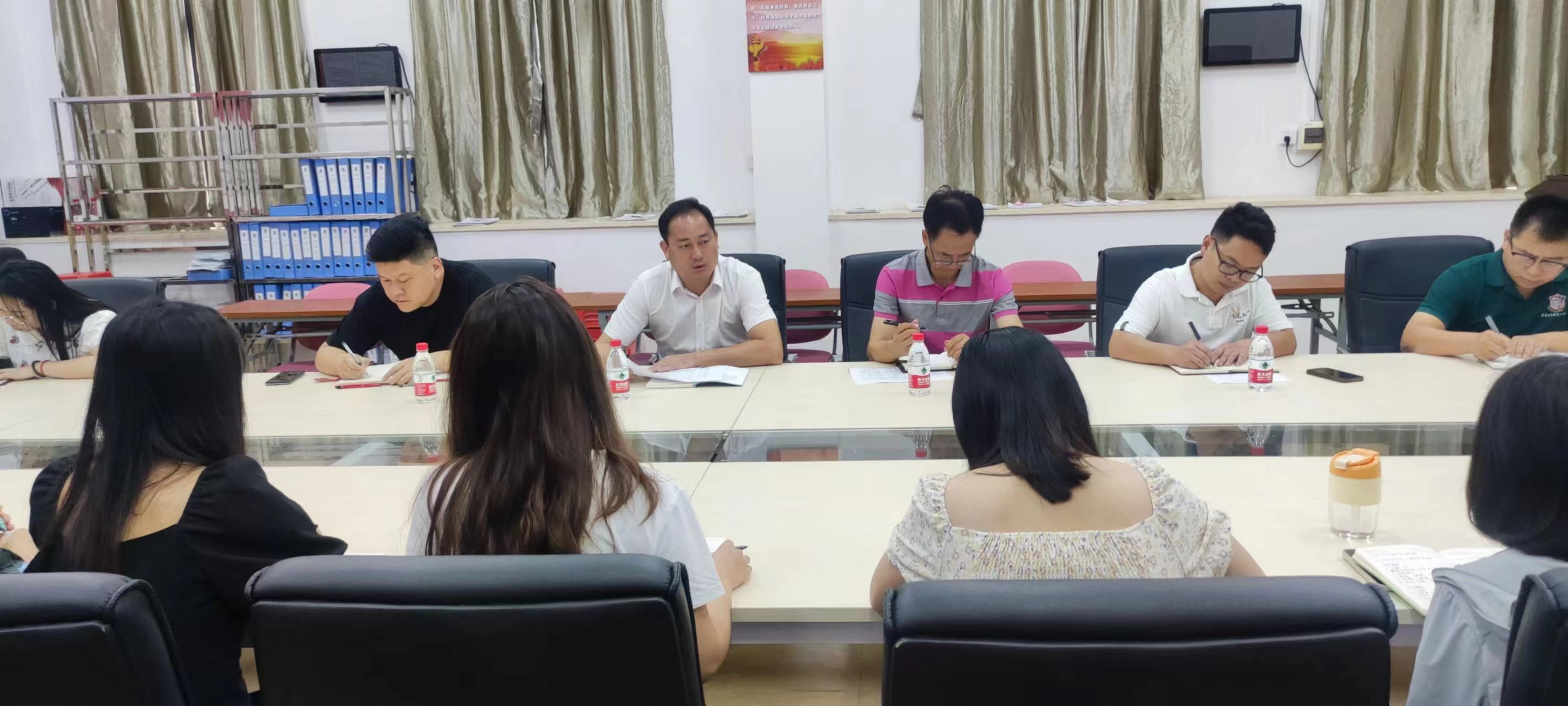 图为座谈会现场.jpg 图为座谈会现场.jpg