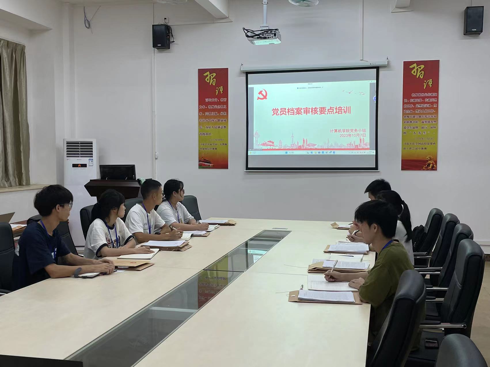 图为参会人员认真听讲.jpg 图为参会人员认真听讲.jpg