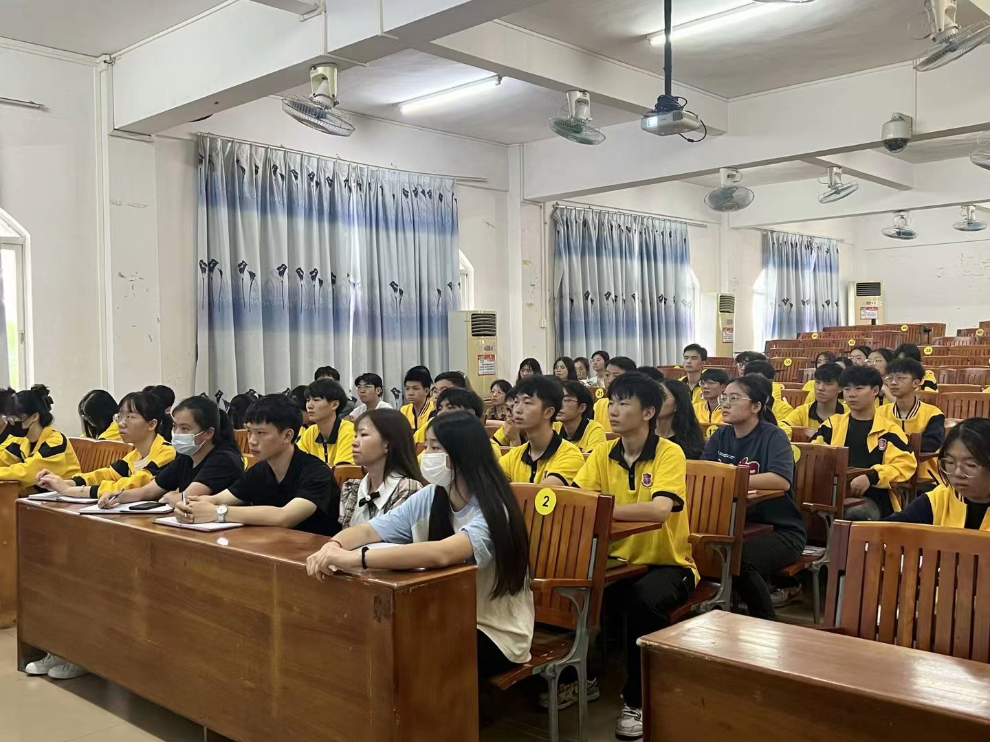 图为参会人员在认真听讲.jpg 图为参会人员在认真听讲.jpg