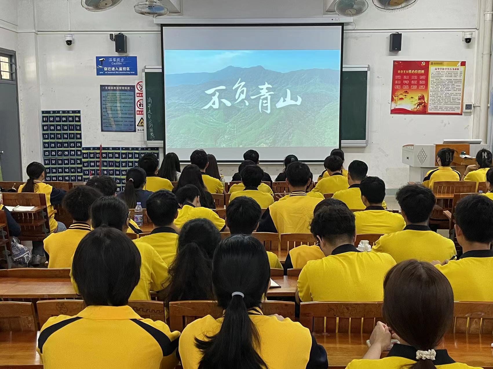 图为活动现场.jpg 图为活动现场.jpg