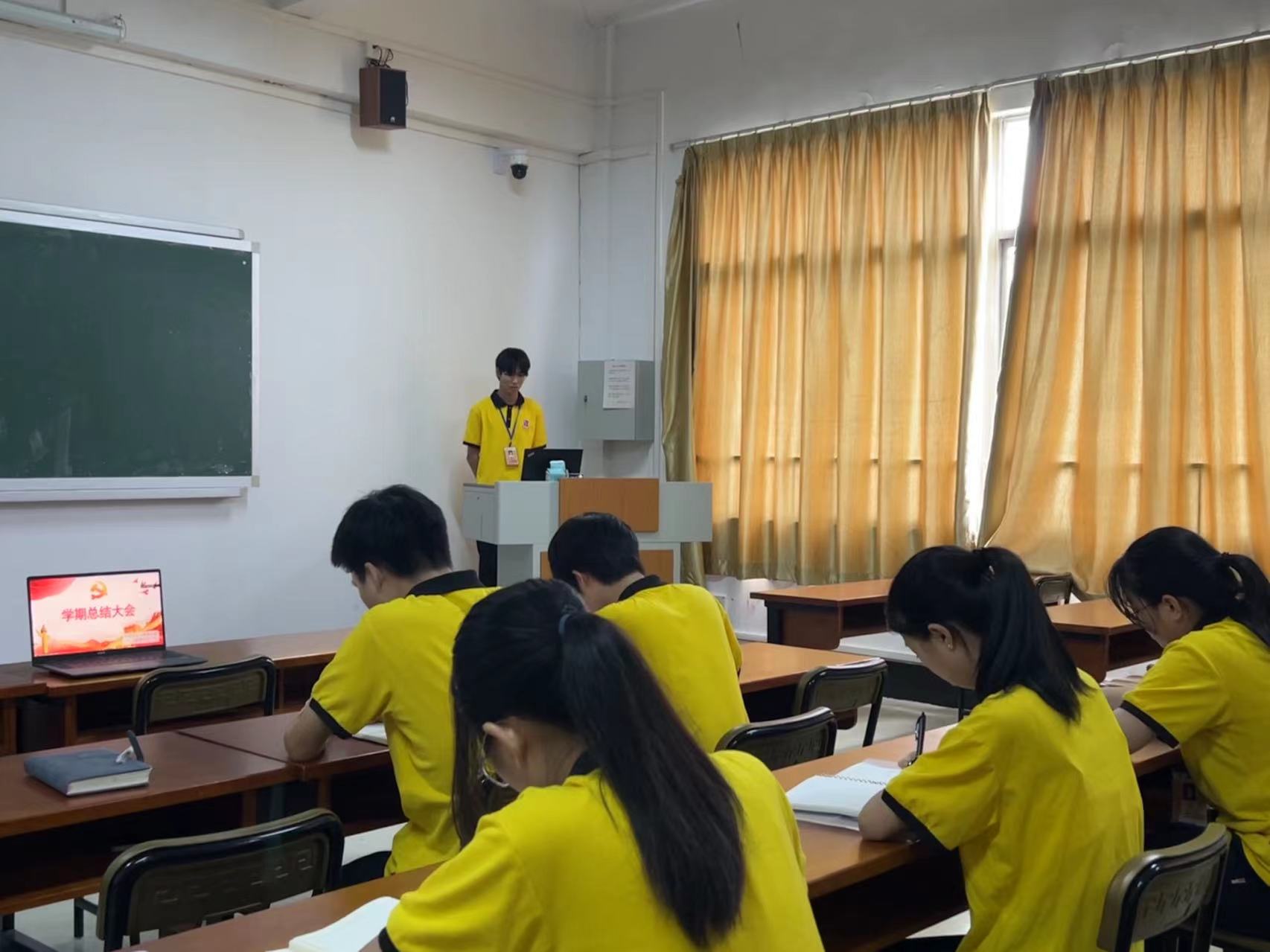 图为22级考核干事在台上汇报2.jpg 图为22级考核干事在台上汇报2.jpg