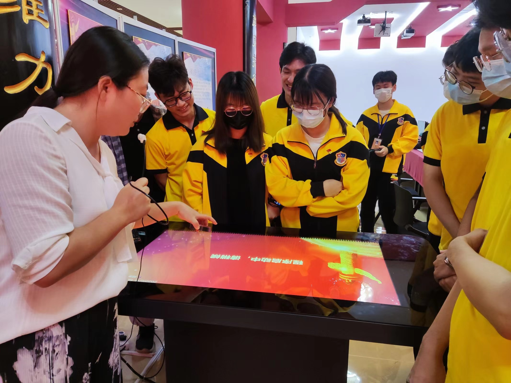 图为活动讲解现场.jpg 图为活动讲解现场.jpg