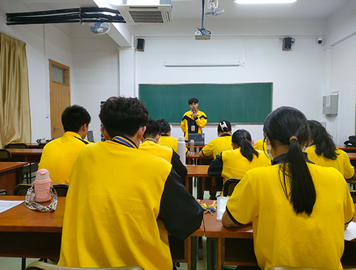 图为21级考核干事在台上汇报.jpg 图为21级考核干事在台上汇报.jpg