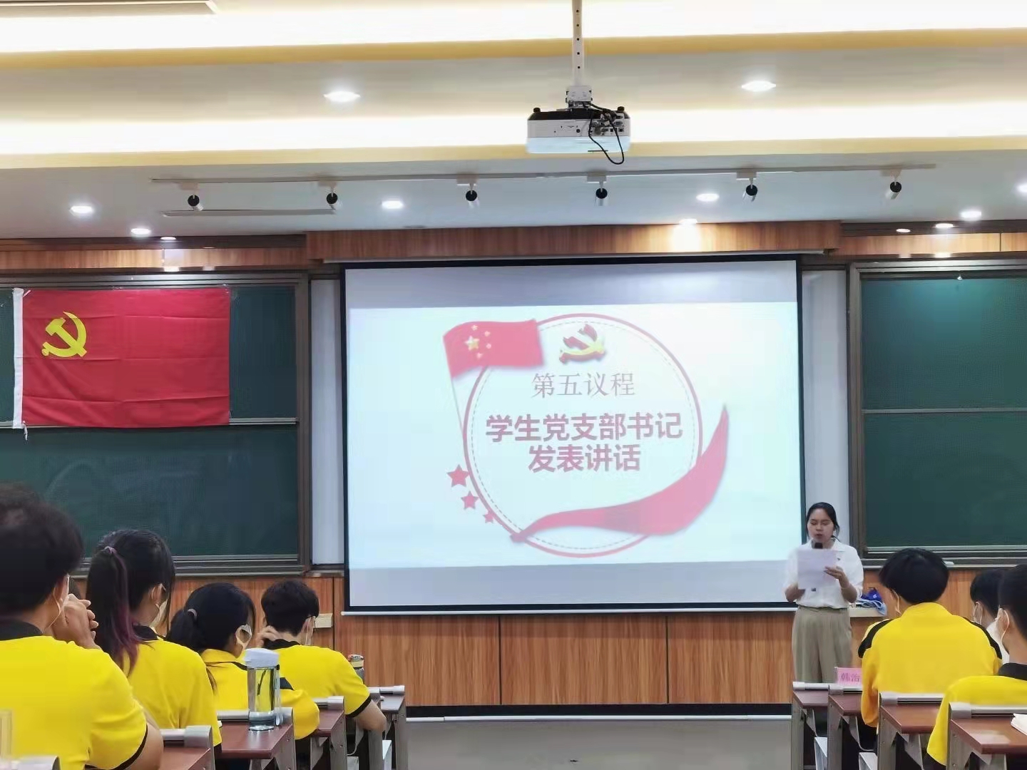 图为梁少萍发表讲话.jpg 图为梁少萍发表讲话.jpg