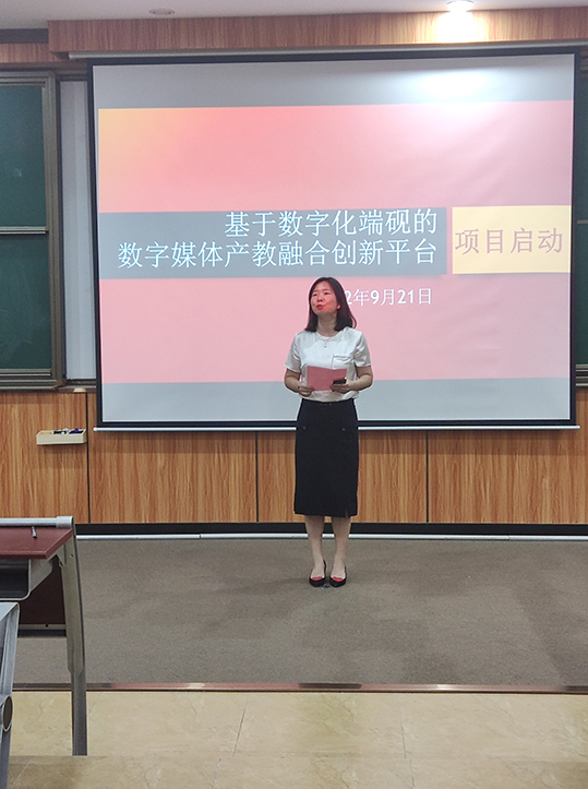 图为杨晓微代表企业表态发言.jpg 图为杨晓微代表企业表态发言.jpg