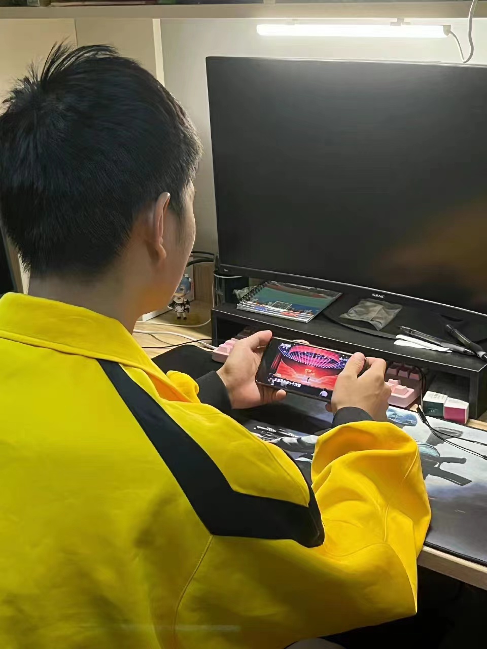 图为入党积极分子认真观看2.jpg 图为入党积极分子认真观看2.jpg