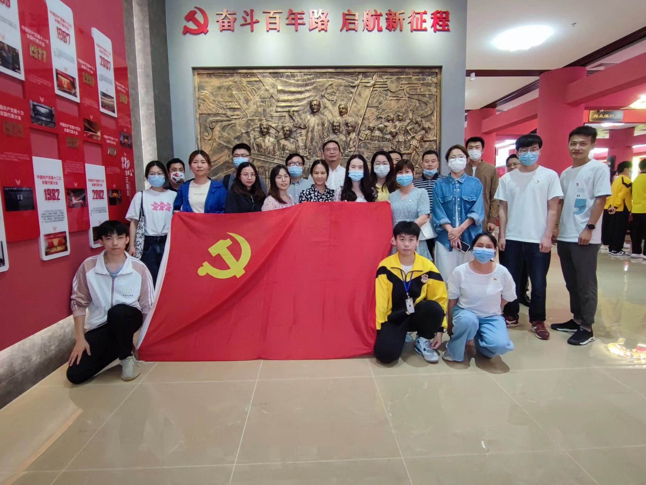 图为党员同志们合照.jpg 图为党员同志们合照.jpg