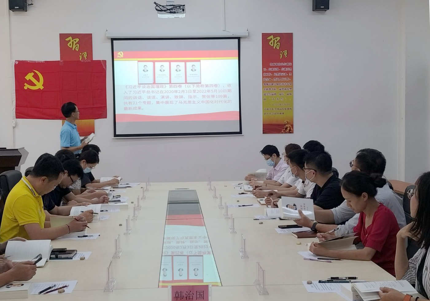 图为教师党支部学习现场.jpg 图为教师党支部学习现场.jpg