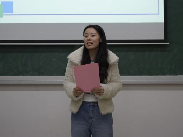 站在屏幕前的女人
AI 生成的内容可能不正确。 站在屏幕前的女人
AI 生成的内容可能不正确。