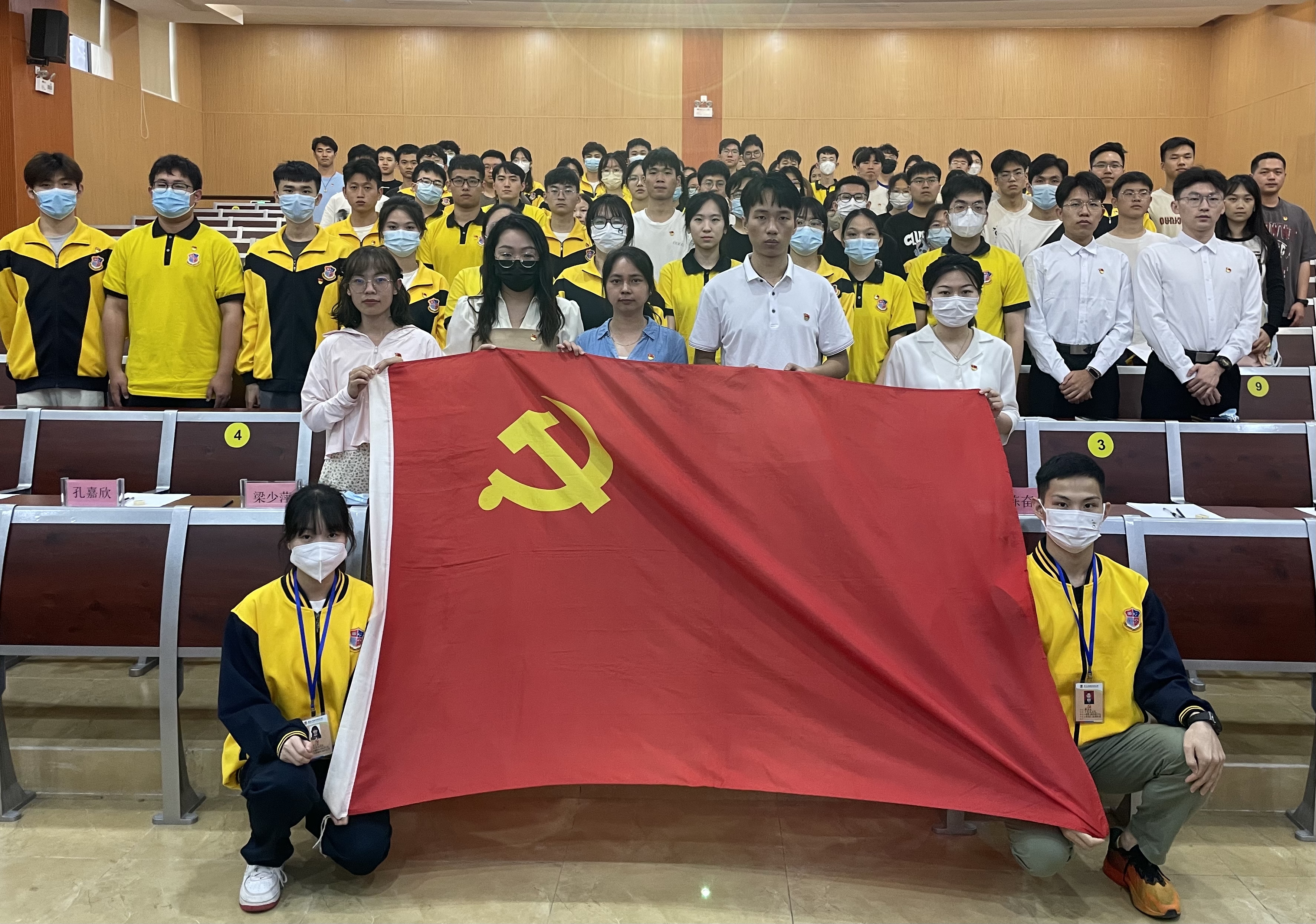 图为参会人员合影.jpg 图为参会人员合影.jpg