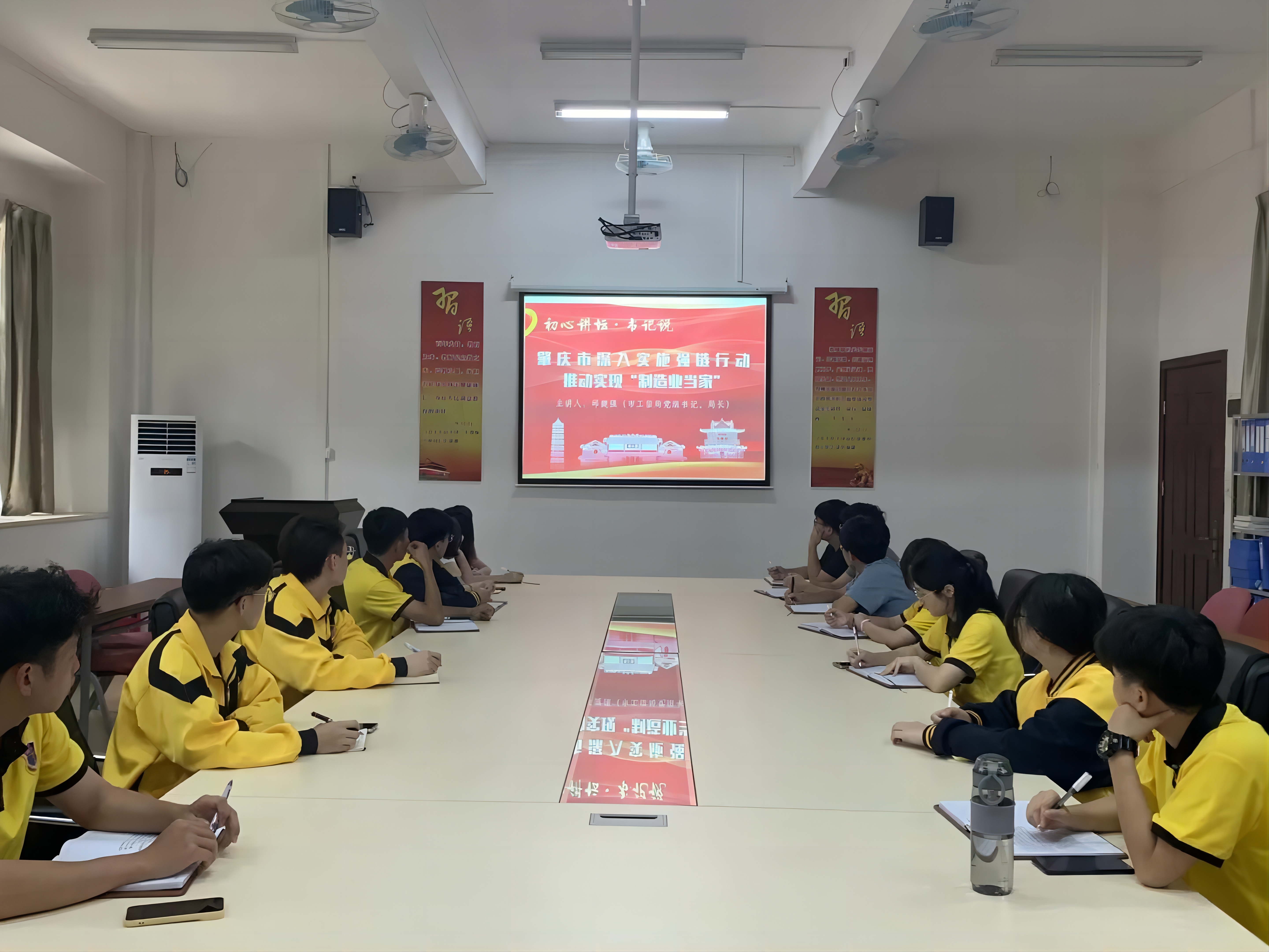 图为在校学生党员集体学习.jpg 图为在校学生党员集体学习.jpg
