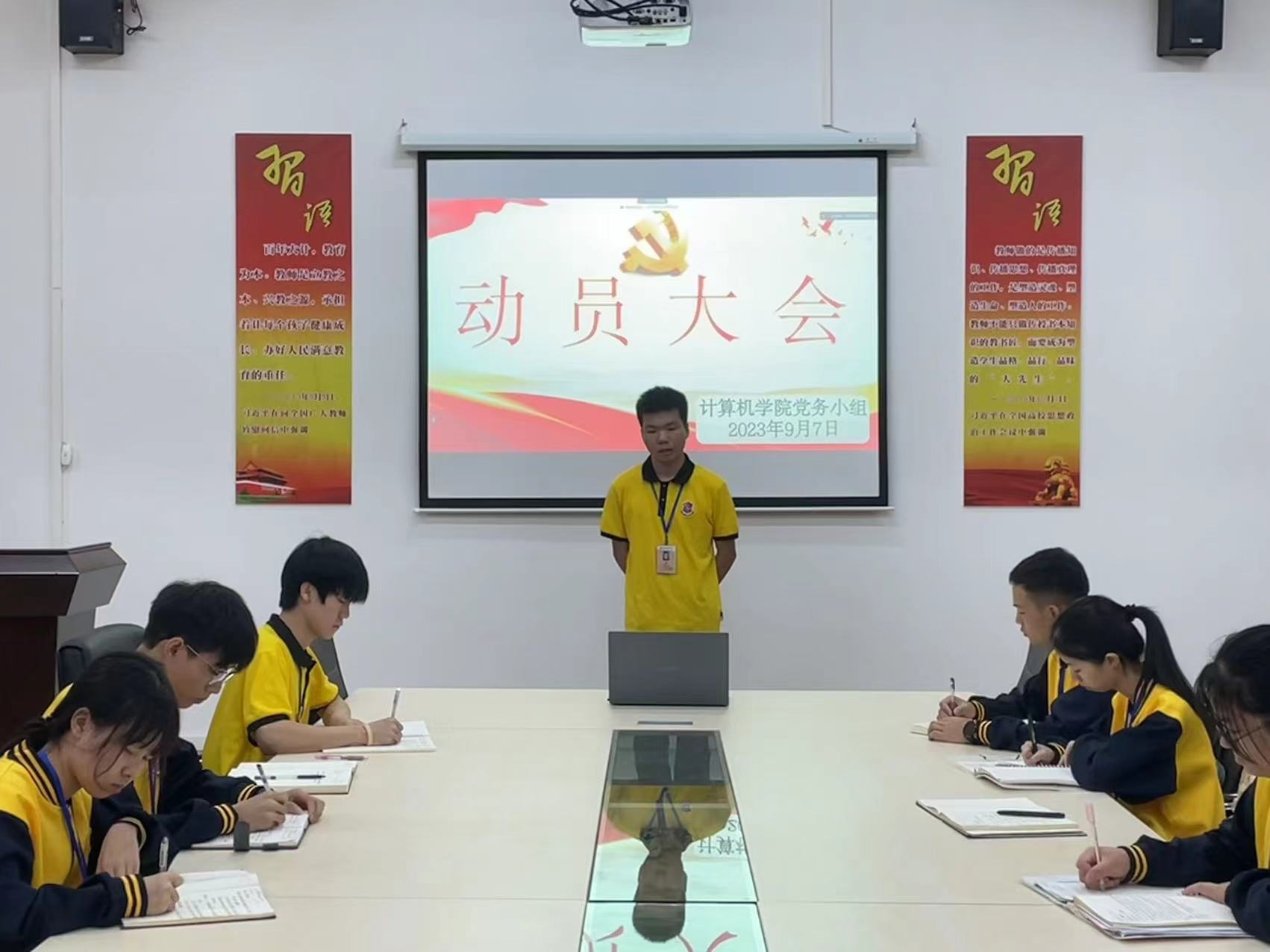 图为考核干事上台发言.jpg 图为考核干事上台发言.jpg