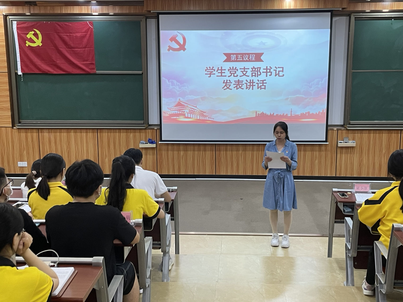 图为梁少萍发表讲话.jpg 图为梁少萍发表讲话.jpg