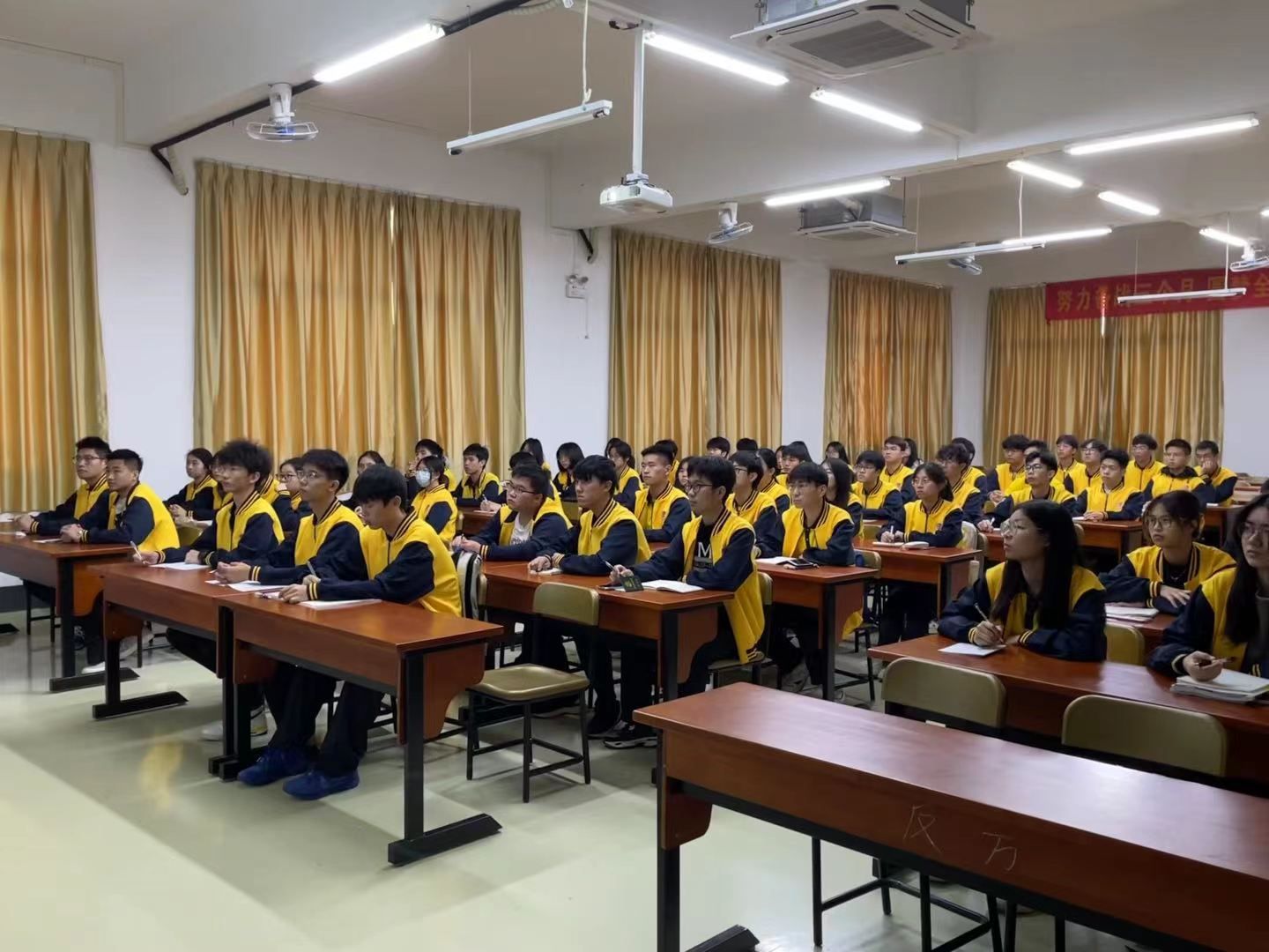 图为入党积极分子认真听讲.jpg 图为入党积极分子认真听讲.jpg