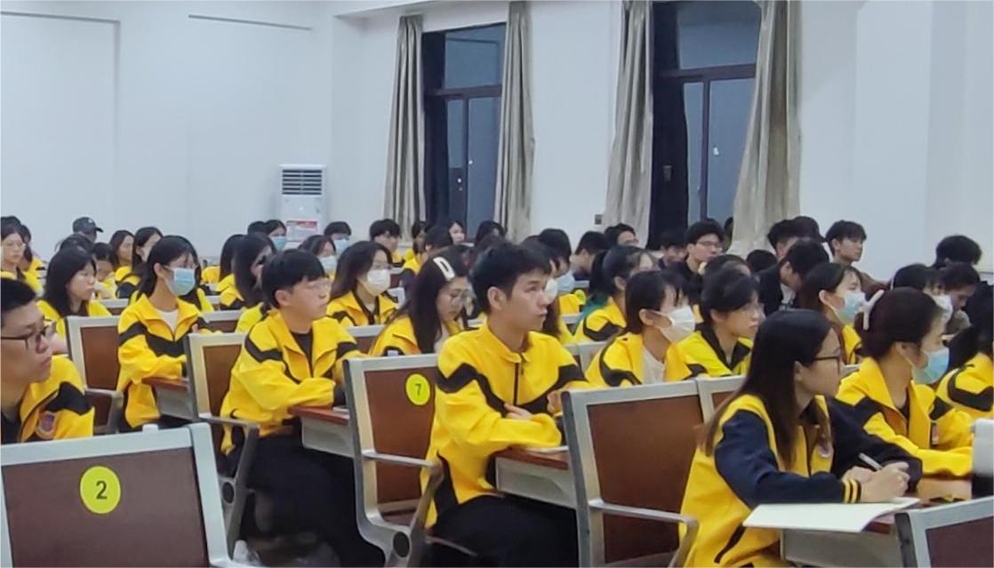 图为发展对象在认真听讲.jpg 图为发展对象在认真听讲.jpg