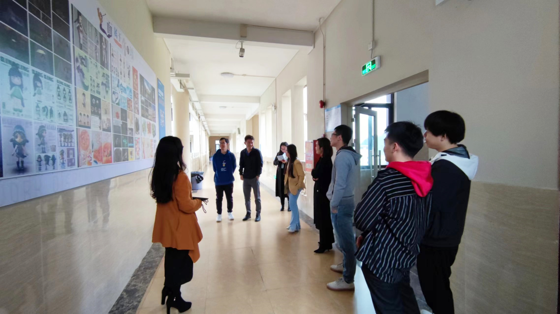 图2 参观优秀作业展现场.jpg 图2 参观优秀作业展现场.jpg