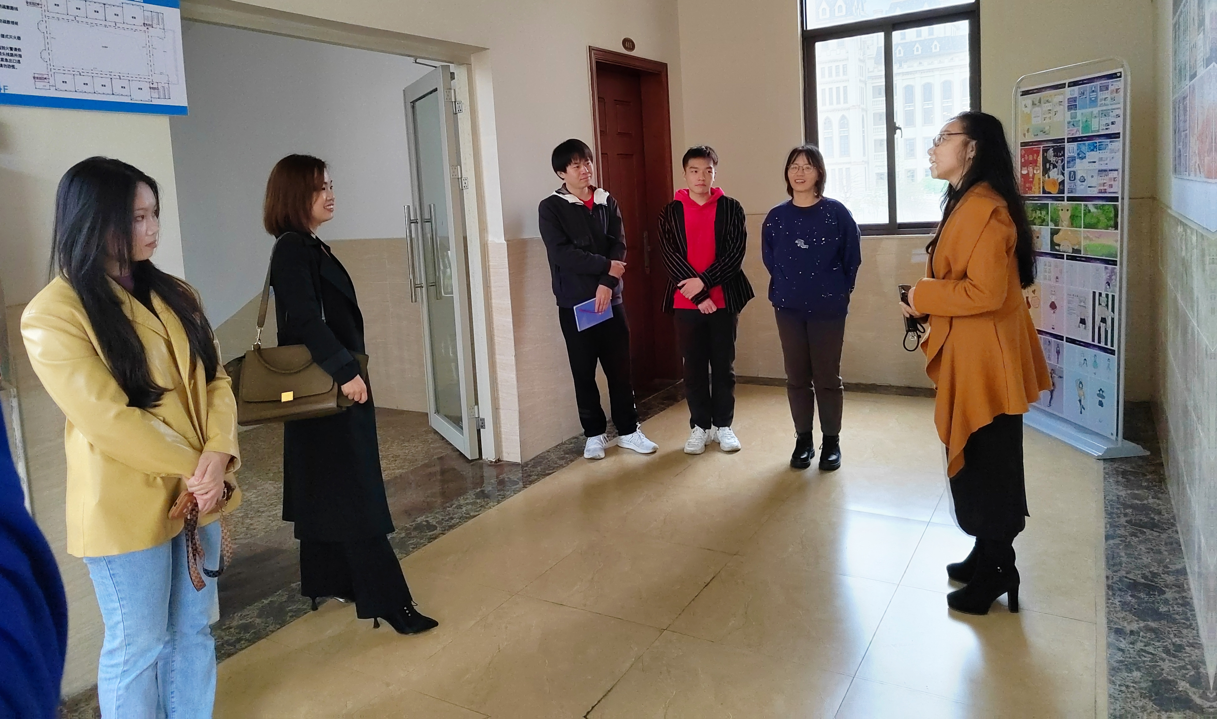 图3 参观优秀作业展现场.jpg 图3 参观优秀作业展现场.jpg